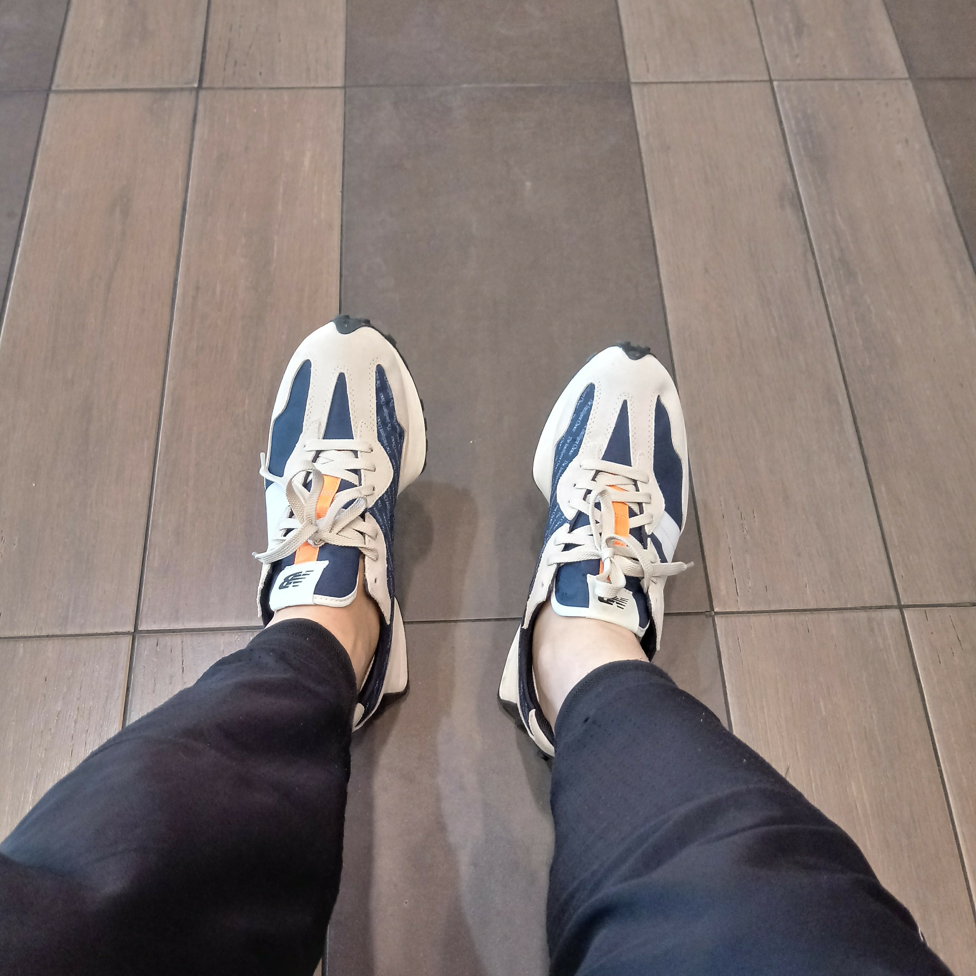 New Balance 327 Outerspace Light Grey 착용 스타일 - 1