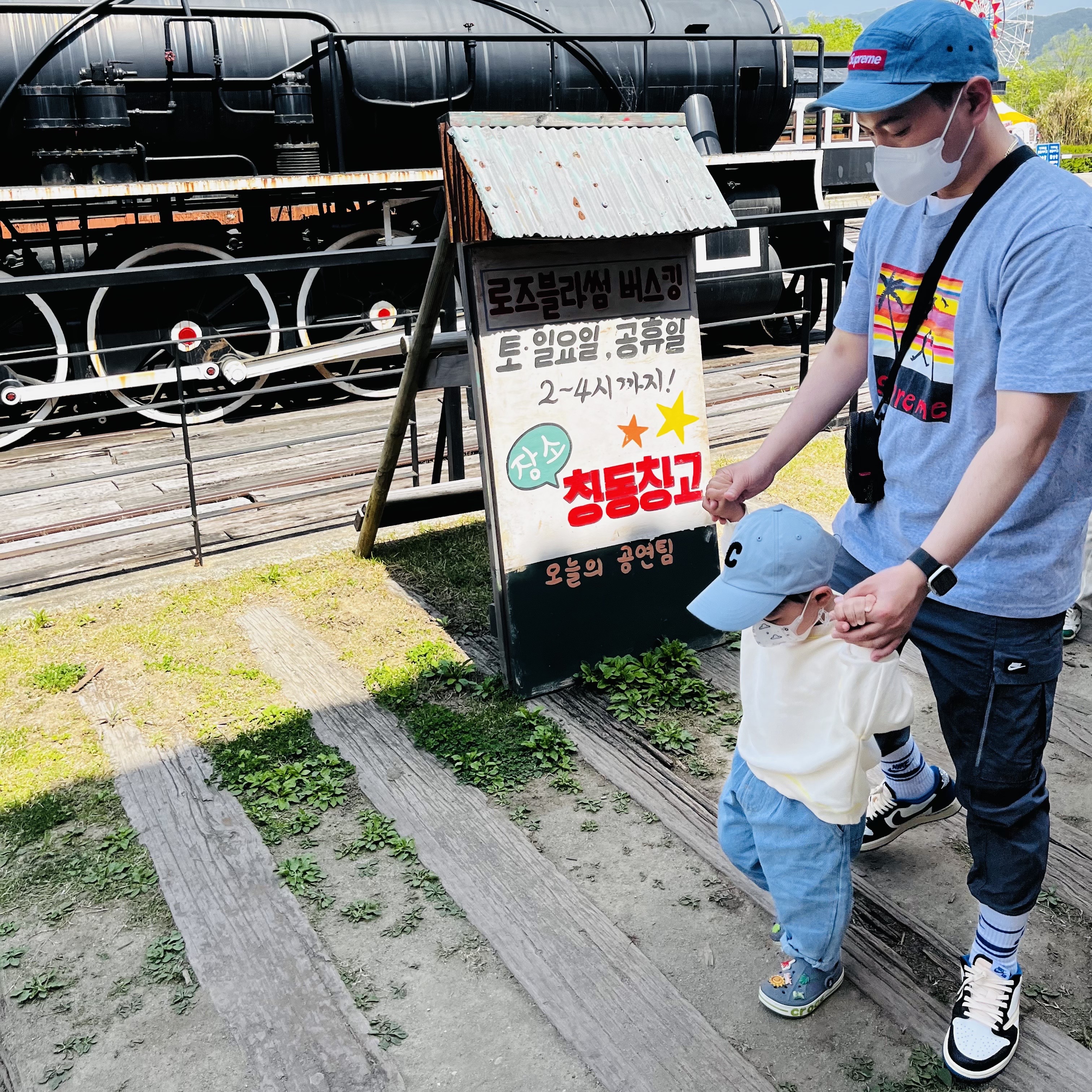 Supreme Washed Chino Twill Camp Cap Denim - 21FW, Supreme Dunk T-Shirt Heather Grey - 21SS 착용 스타일