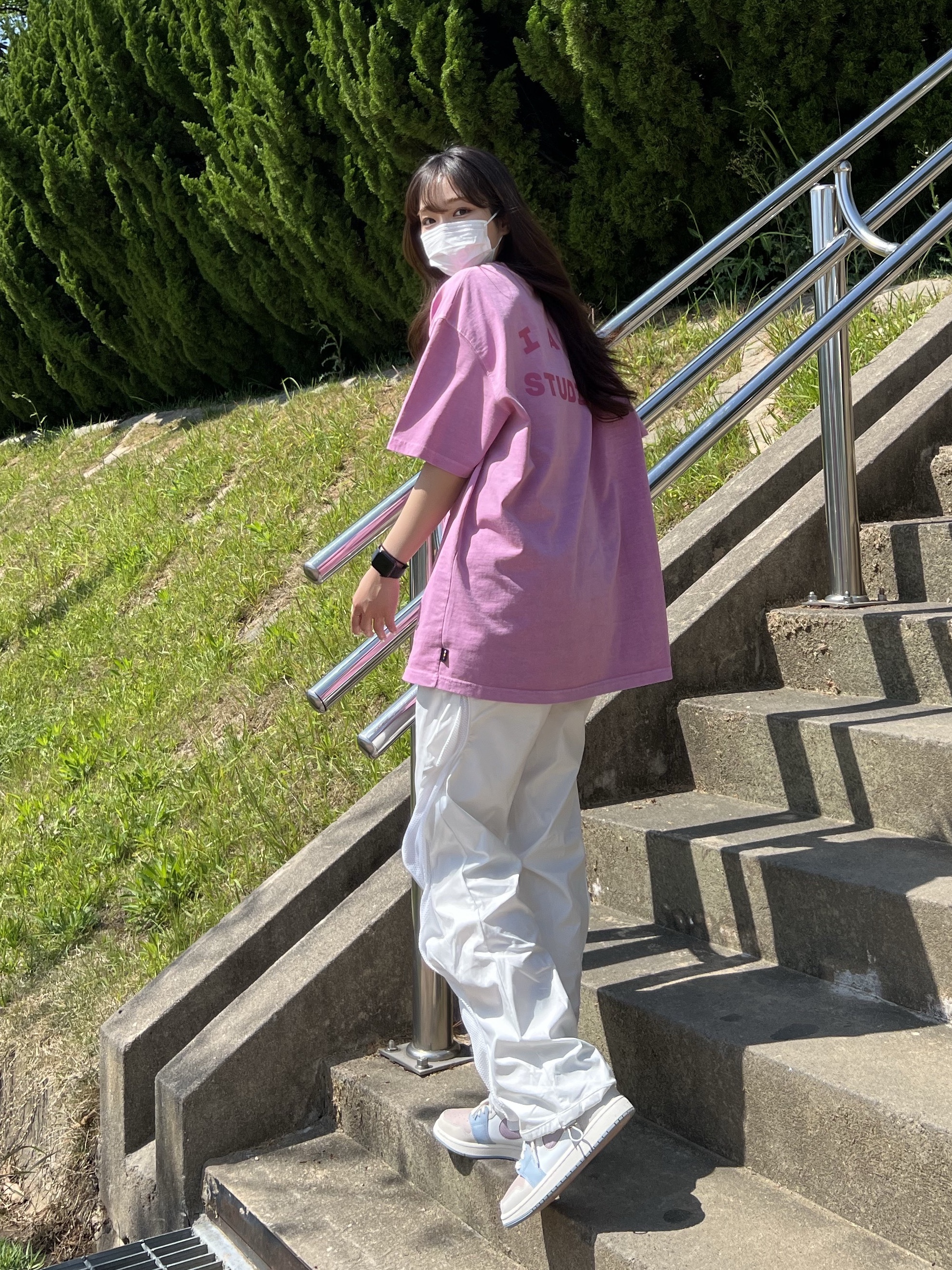 (W) Jordan 1 Zoom Air CMFT Pink Oxford Plum Fog, IAB Studio Pigment T-Shirt Magenta 착용 스타일 - 2
