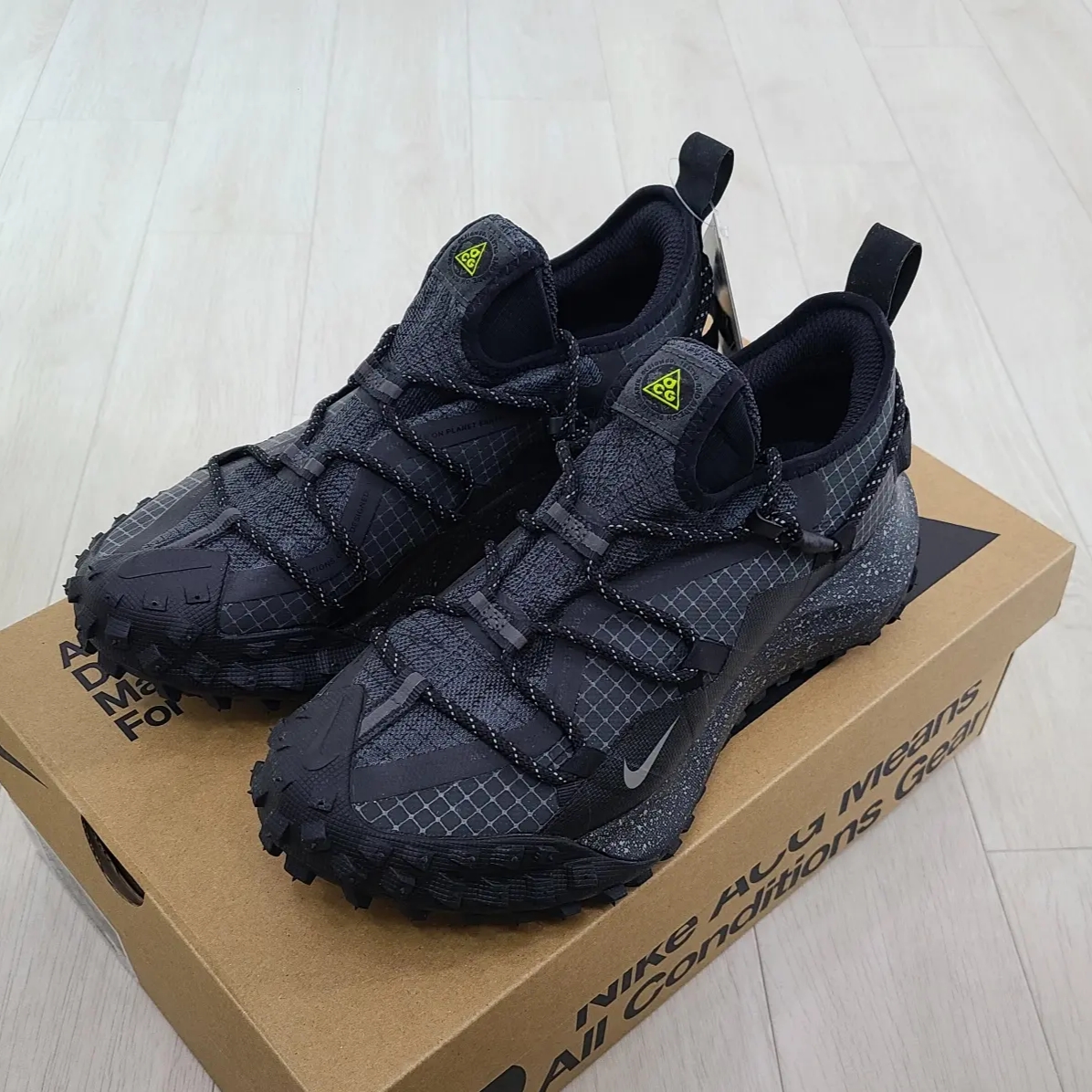 Nike ACG Mountain Fly Low Gore-Tex SE Dark Smoke Grey 착용 스타일 - 2
