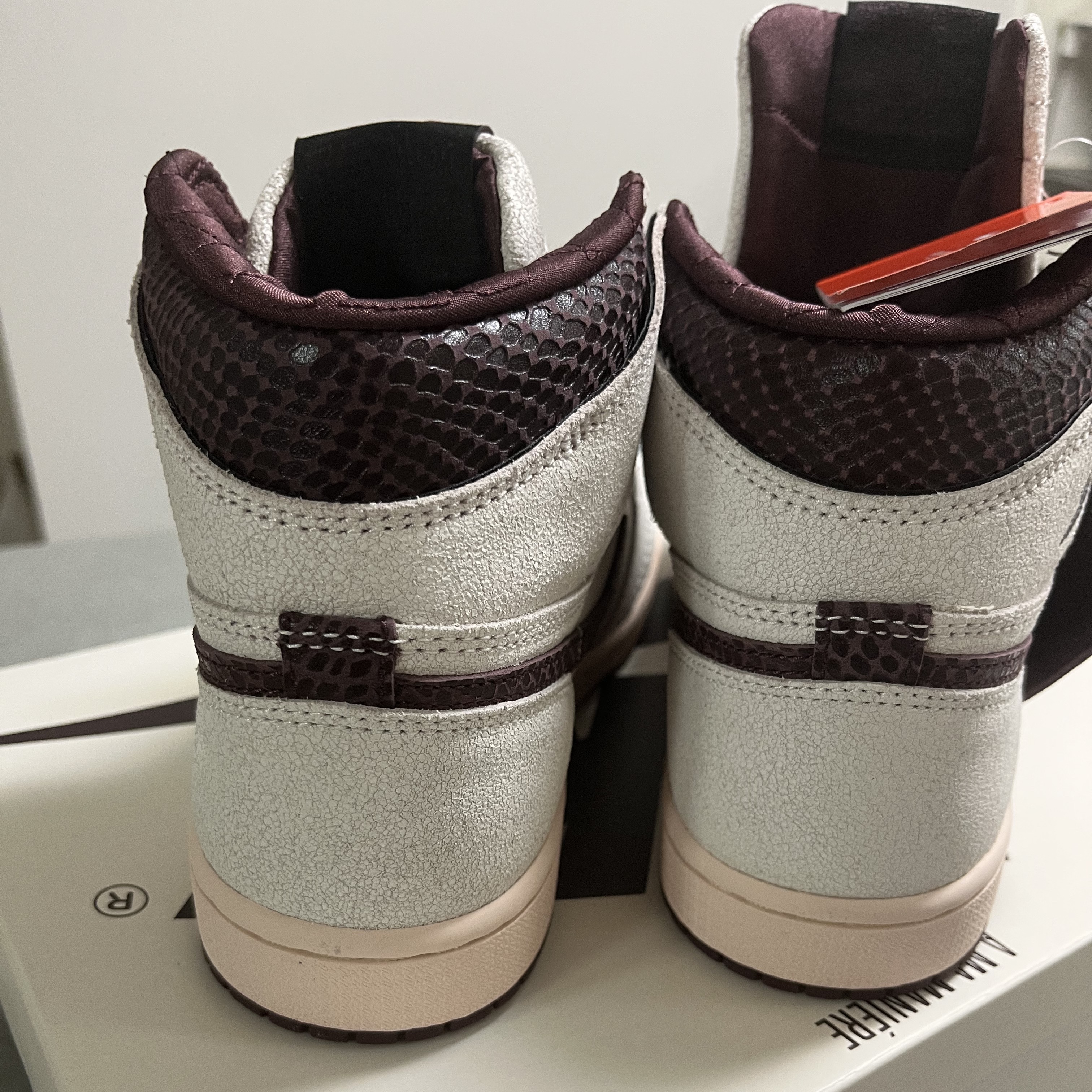Jordan 1 x A Ma Maniere Retro High OG SP Sail and Burgundy 착용 스타일 - 4