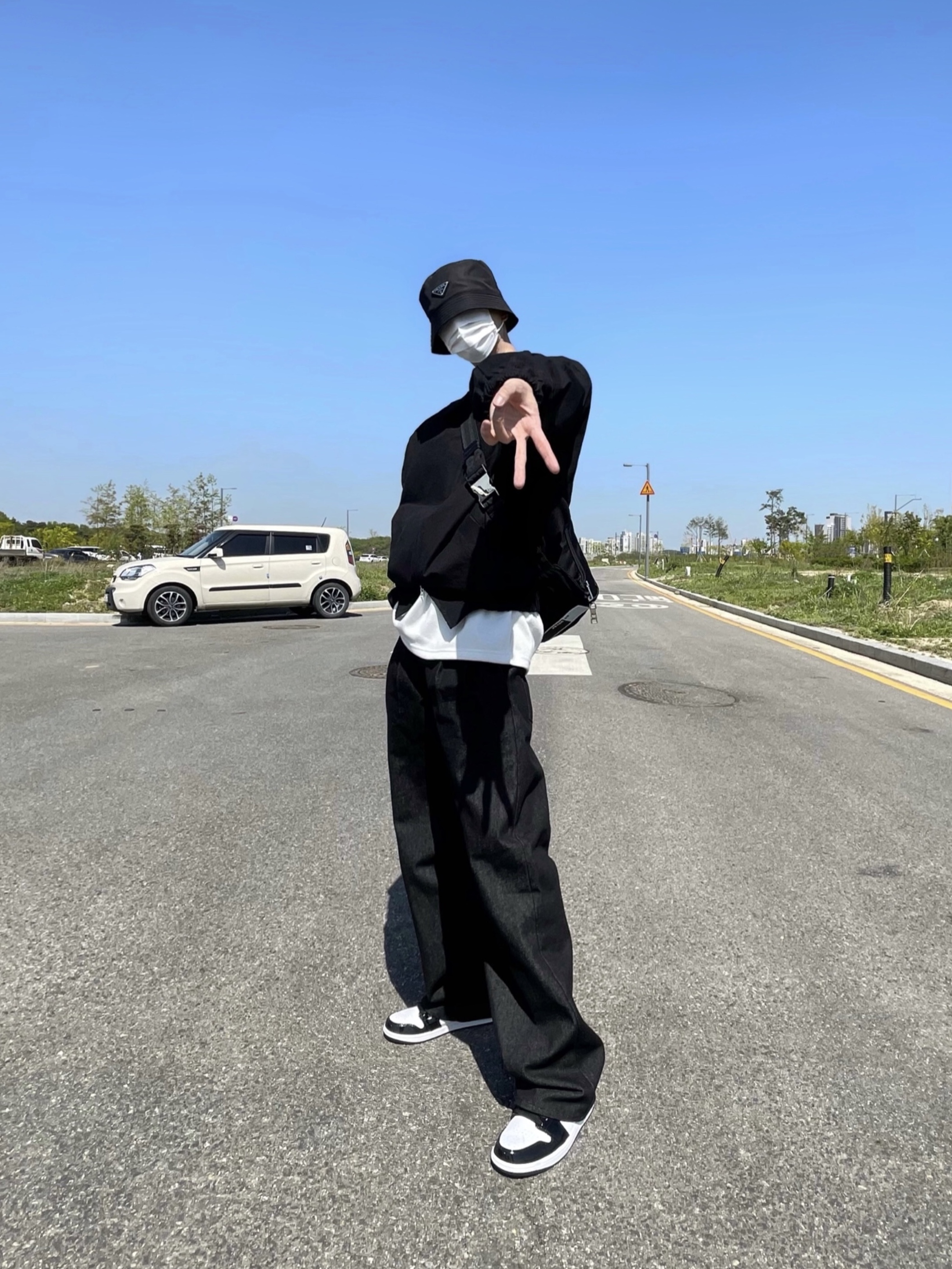 Jordan 1 Mid SE ASW Black, Prada Re-Nylon Bucket Hat Black 착용 스타일