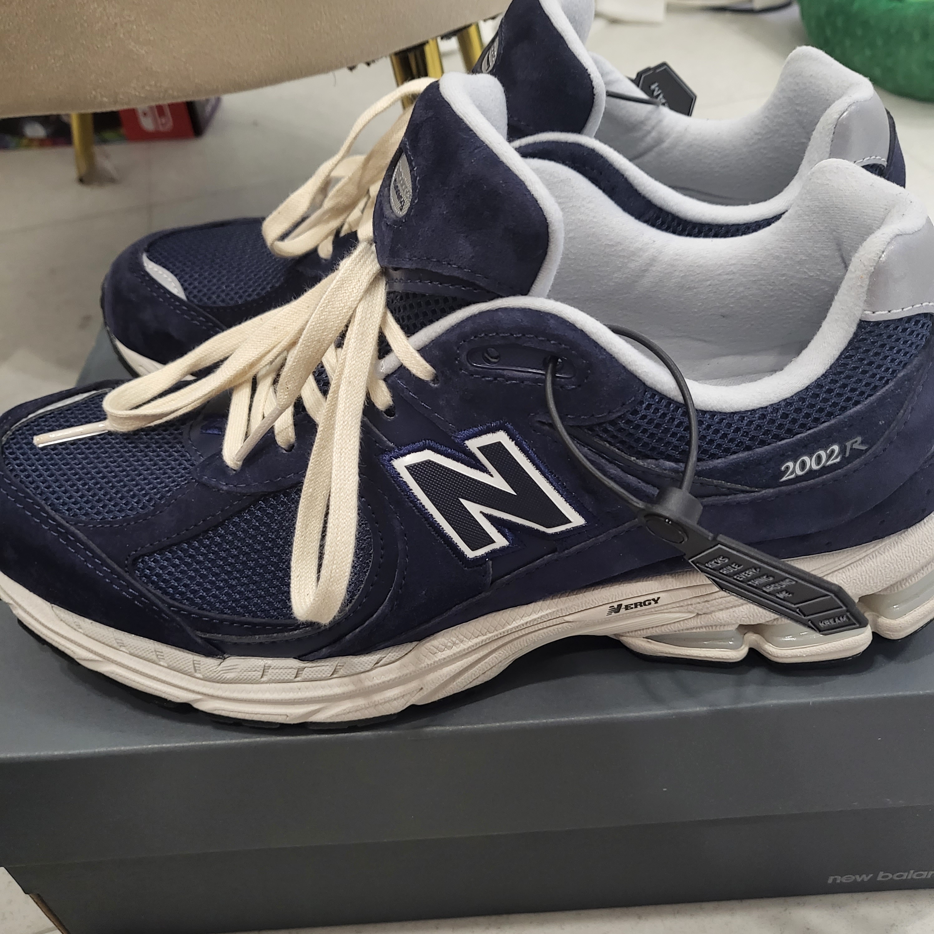 New Balance 2002R Navy 착용 스타일