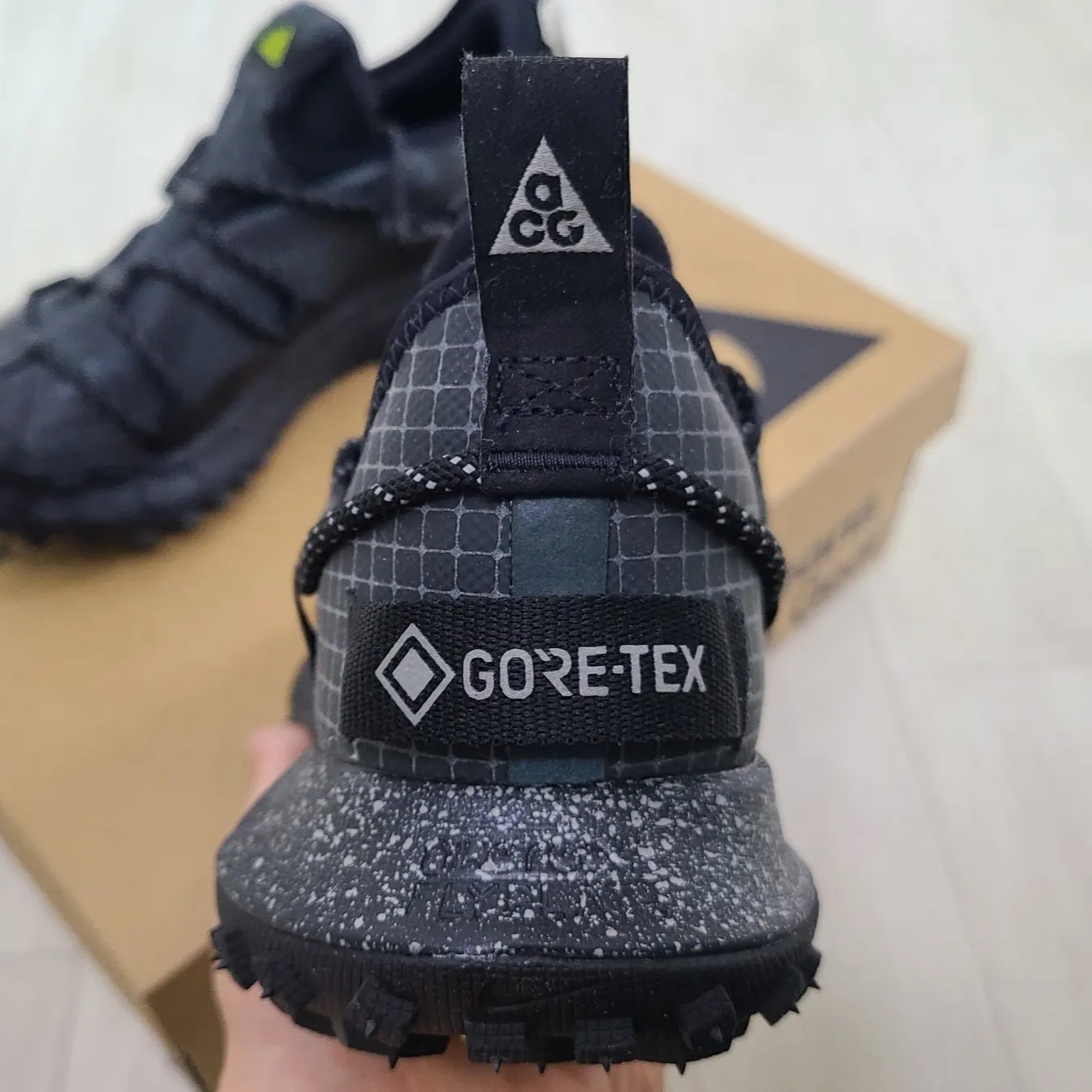 Nike ACG Mountain Fly Low Gore-Tex SE Dark Smoke Grey 착용 스타일 - 4