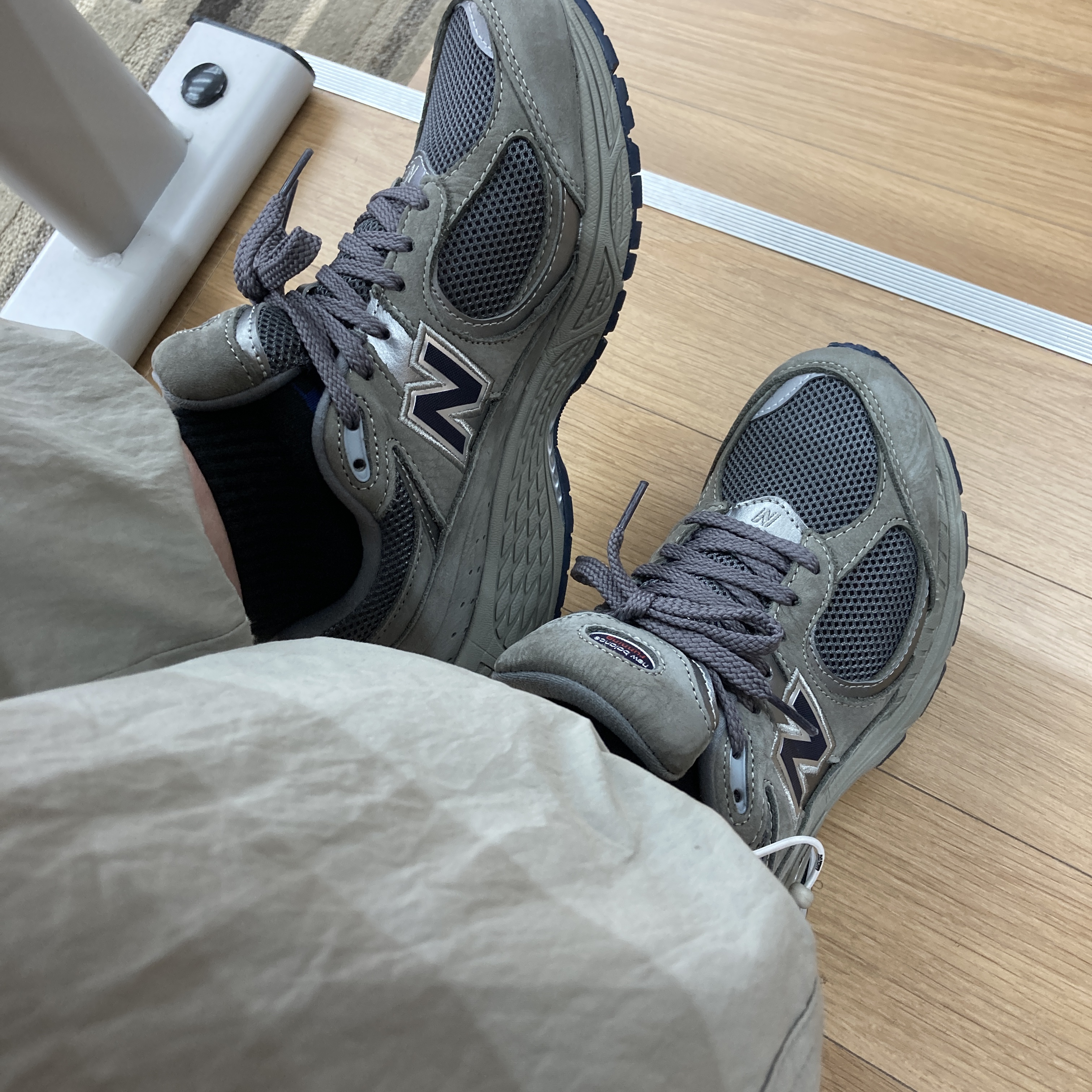 New Balance 2002R Grey 착용 스타일
