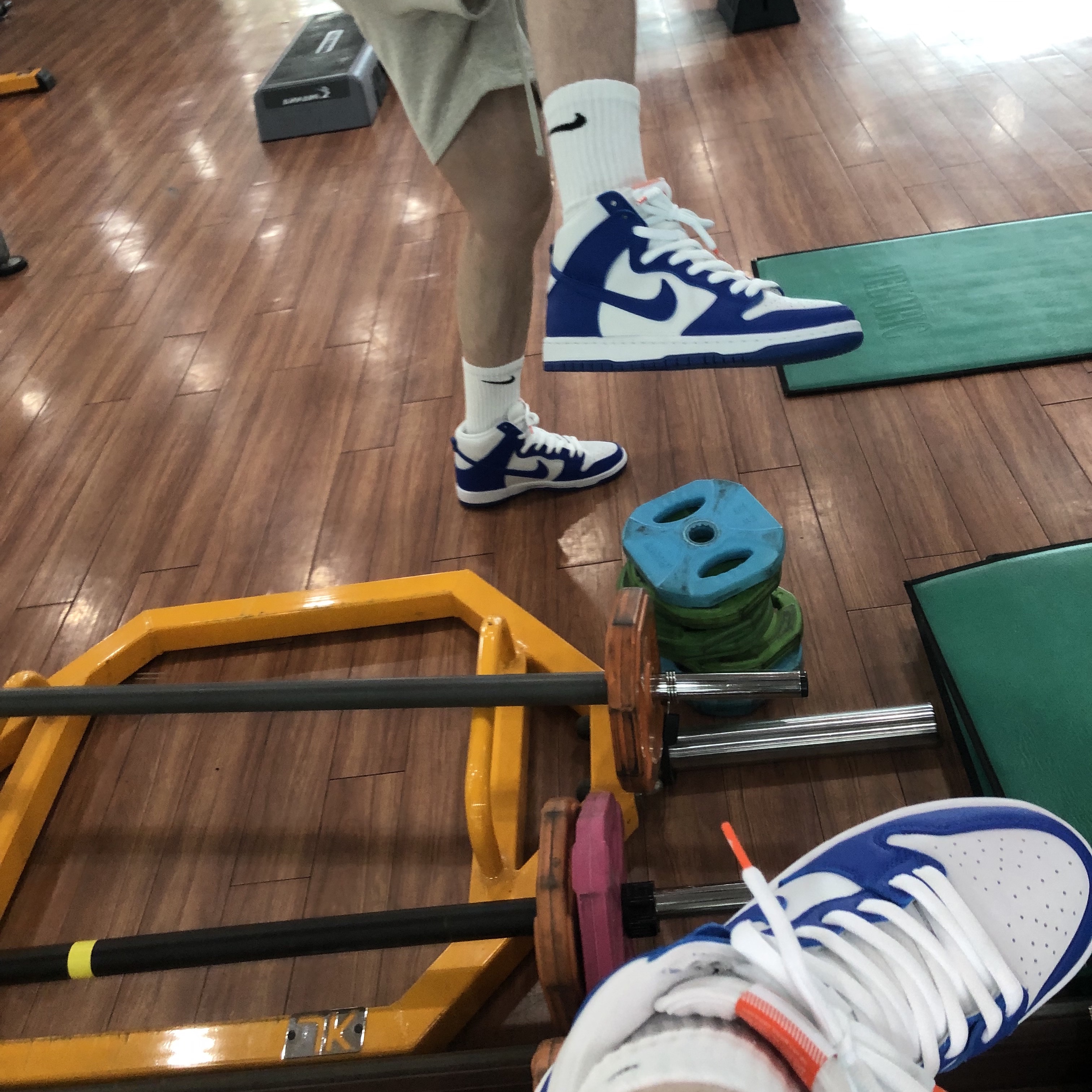 Nike SB Dunk High Pro ISO Kentucky, Essentials The Core Collection Sweatshorts Oatmeal 착용 스타일 - 4