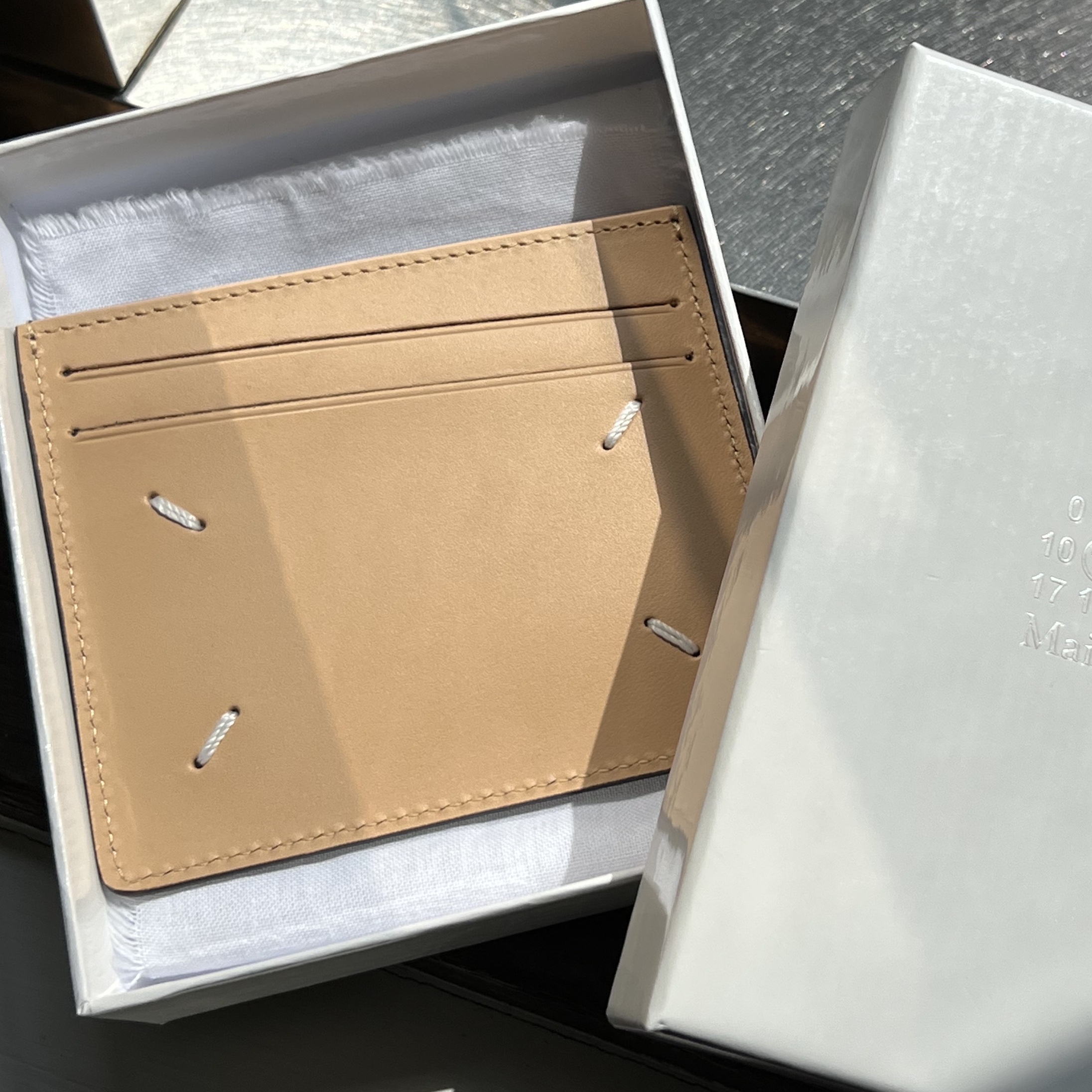 Maison Margiela Smooth Leather Card Holder Black Beige 착용 스타일