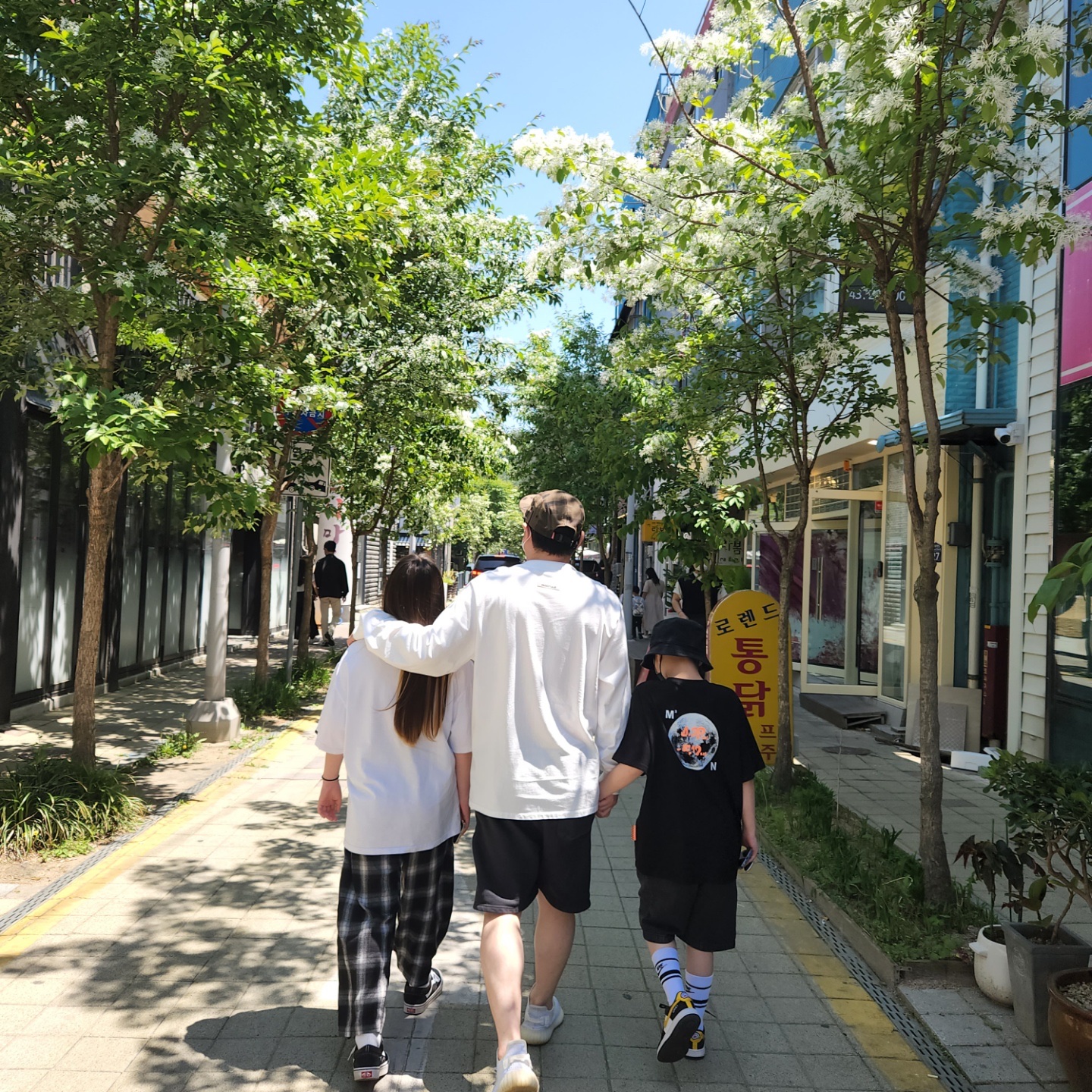 Essentials 3D Silicon Applique Boxy Long Sleeve T-Shirt White - 20SS, Essentials Sweatshorts Black 2020 착용 스타일