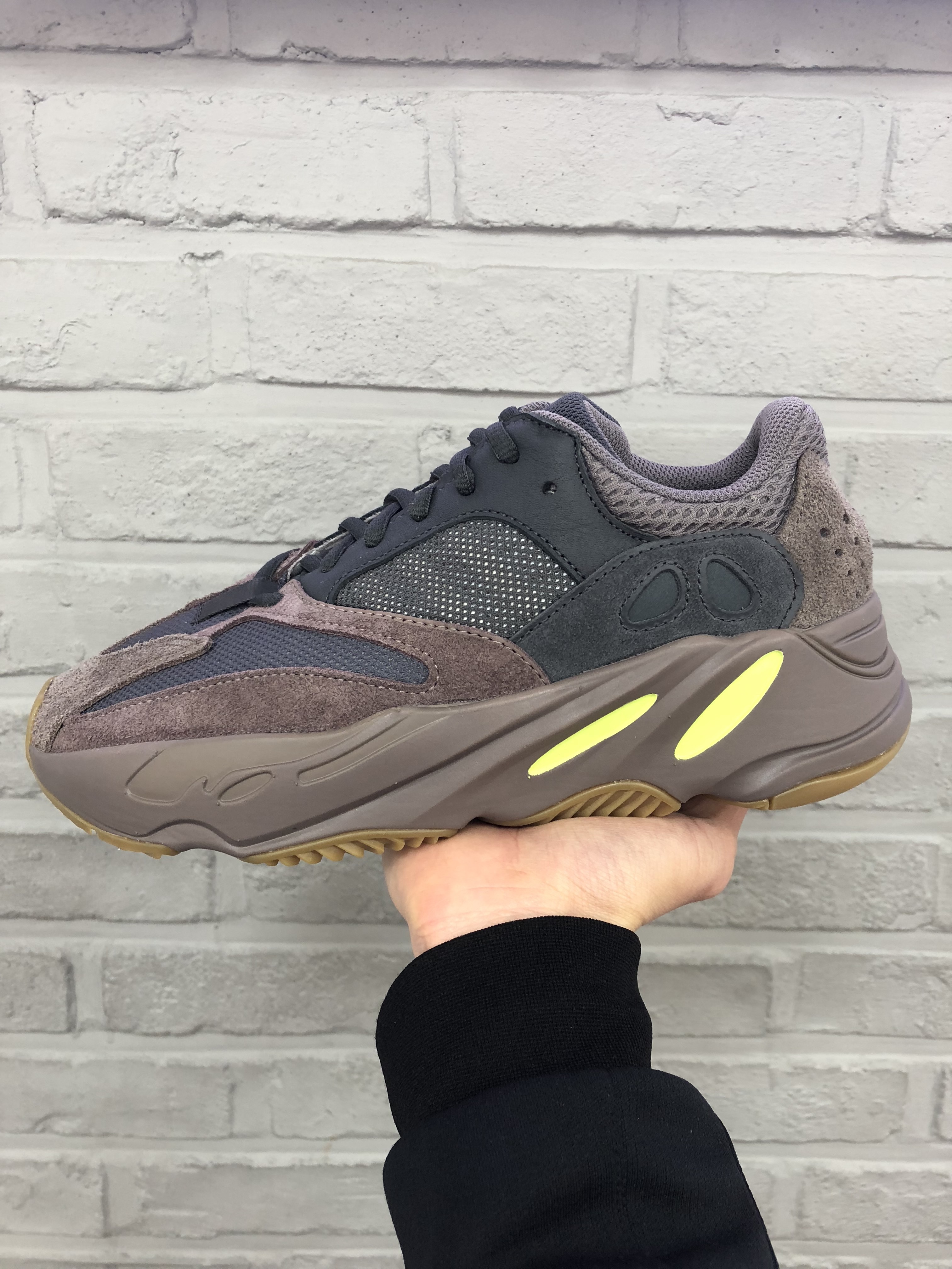 Adidas Yeezy Boost 700 Mauve 착용 스타일