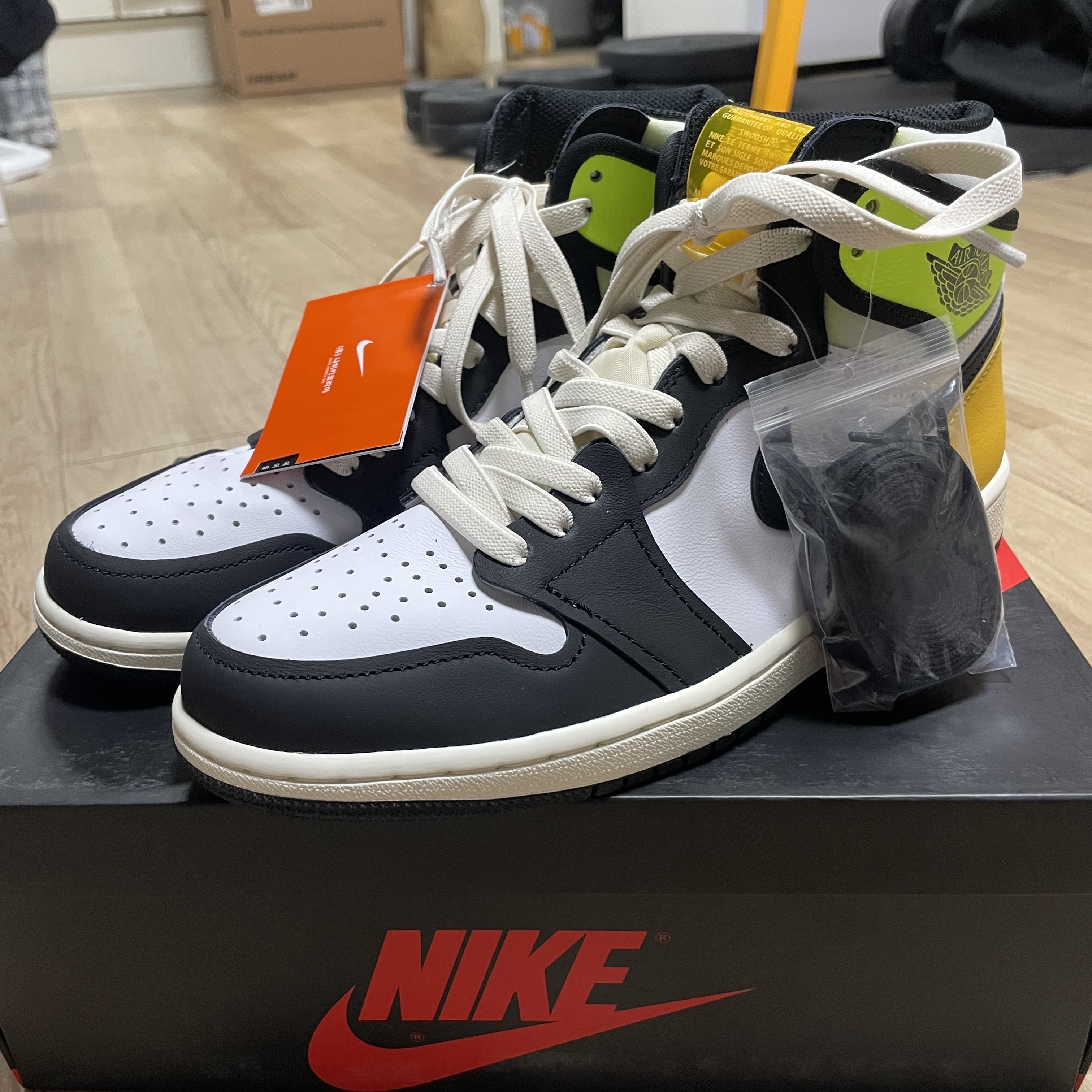 Jordan 1 Retro High OG Volt Gold 착용 스타일