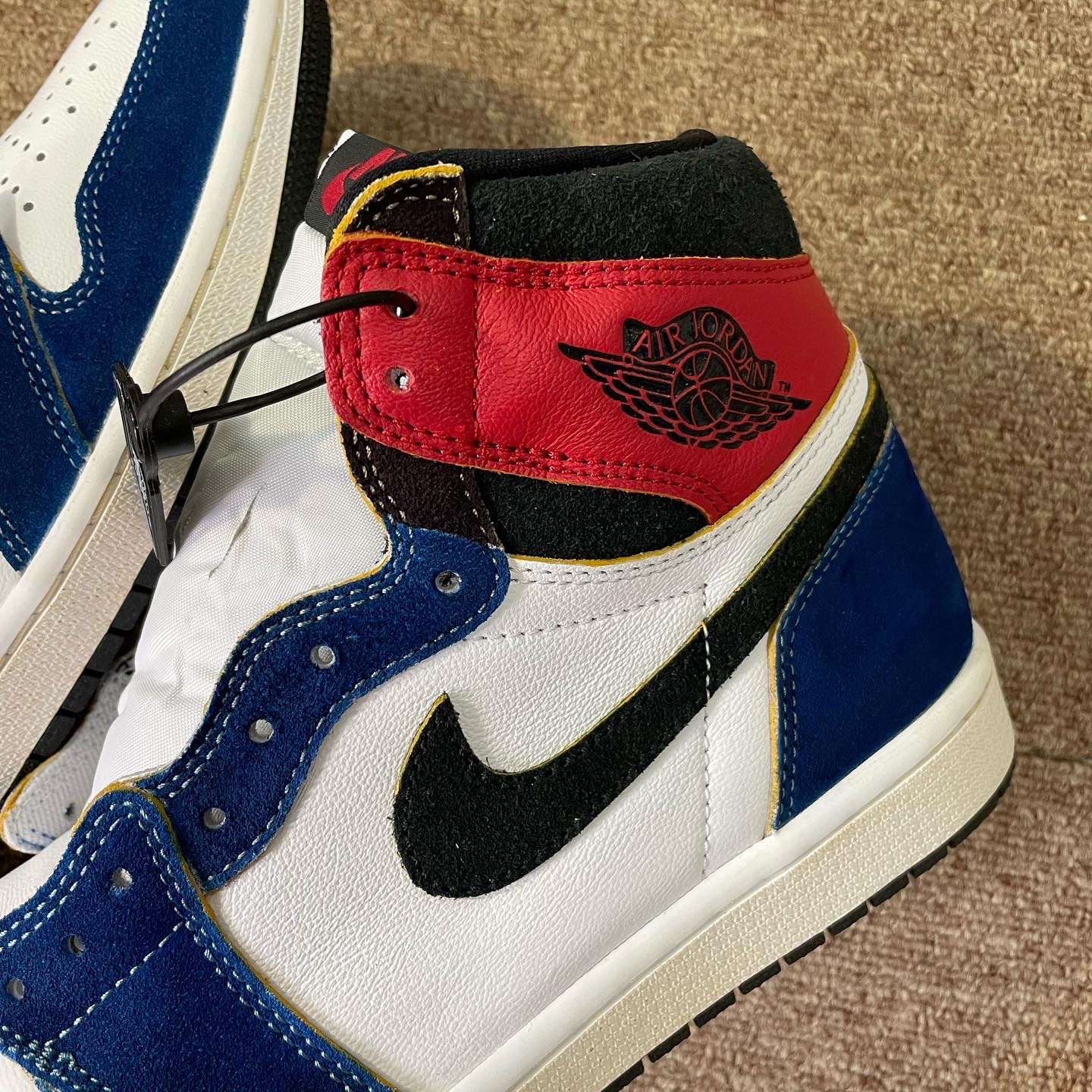 Jordan 1 Retro High OG Light Smoke Grey 착용 스타일 - 3