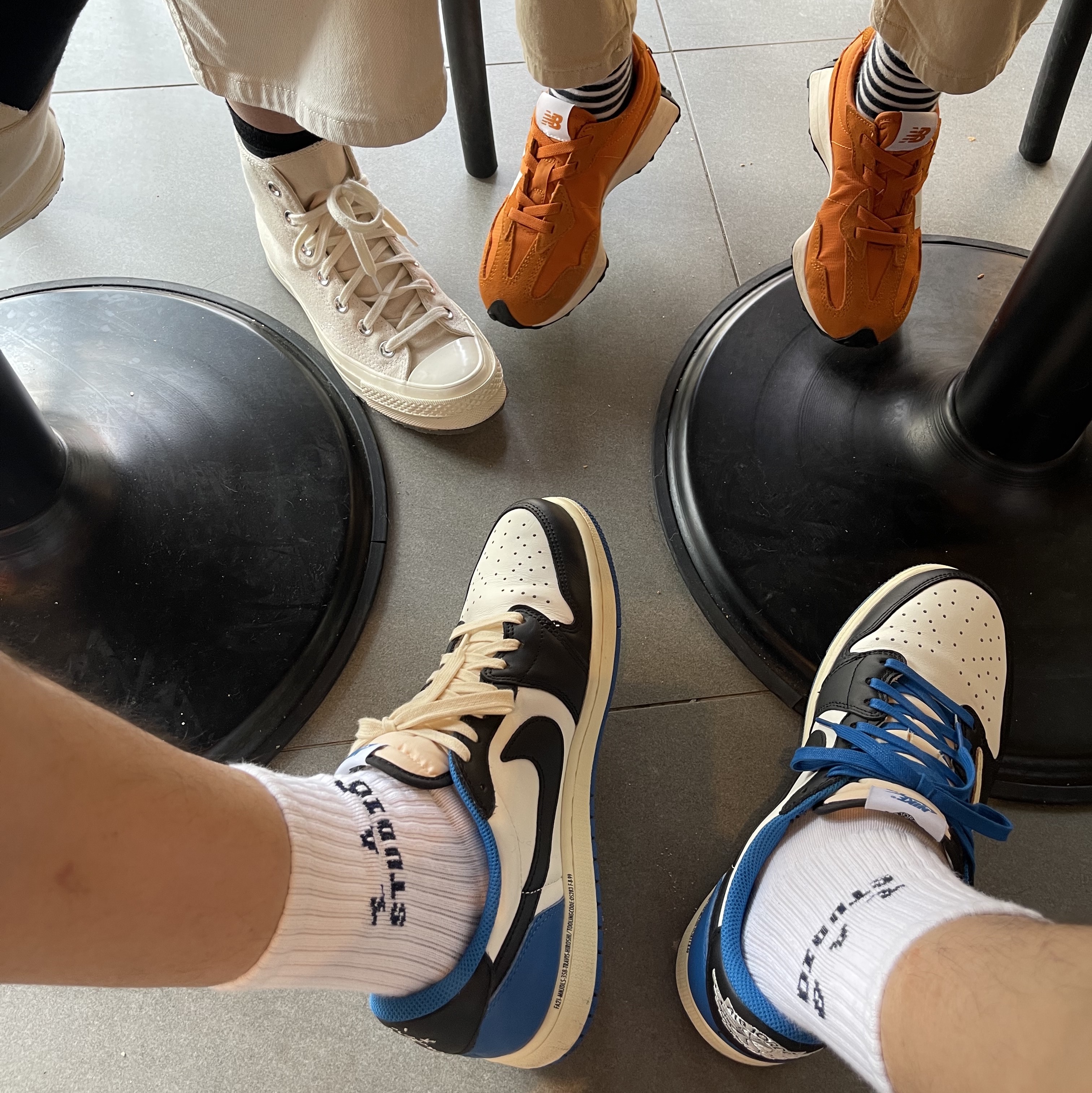 Jordan 1 x Travis Scott x Fragment Retro Low OG SP Military Blue, IAB Studio Socks Pack White Purple Cyan 착용 스타일 - 3