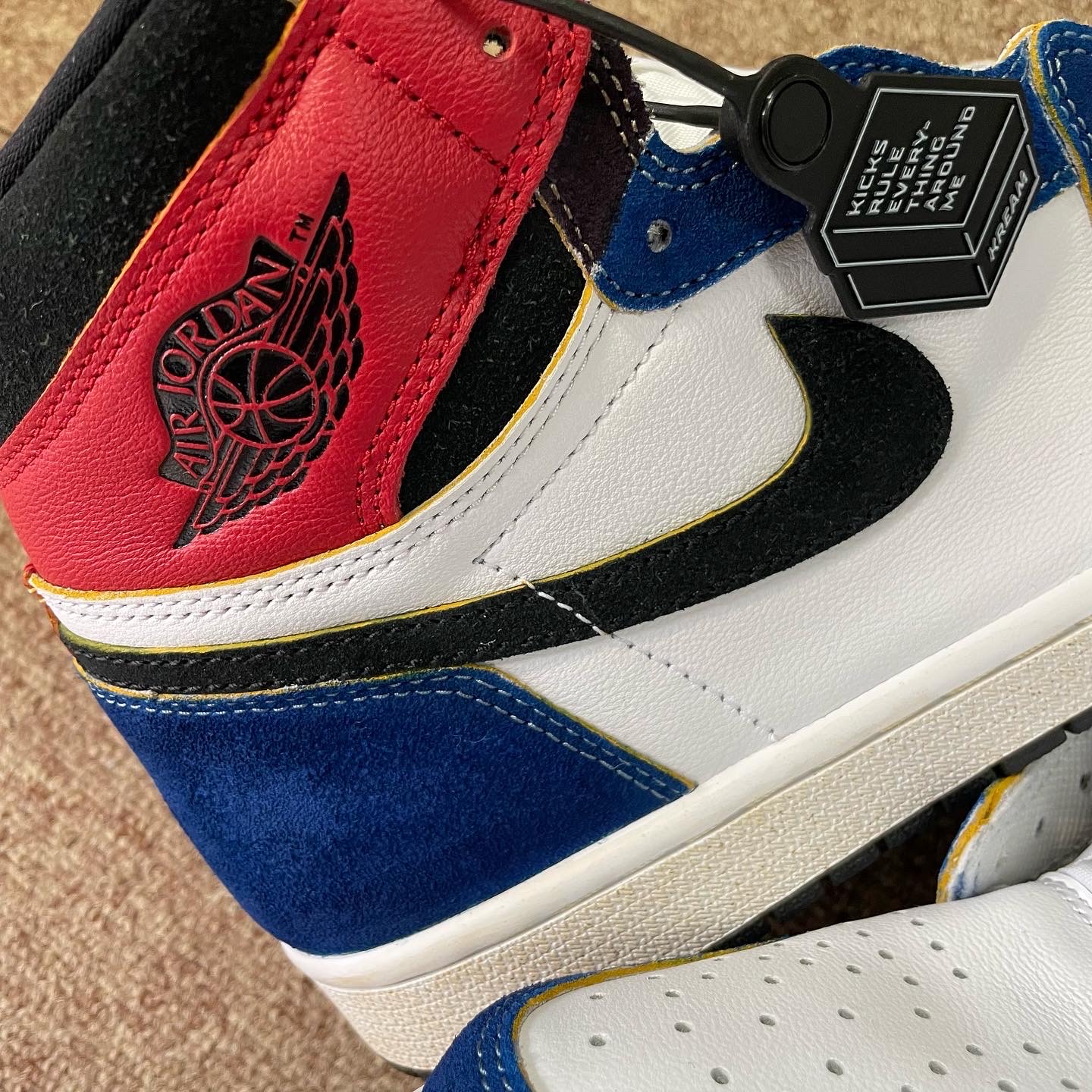Jordan 1 Retro High OG Light Smoke Grey 착용 스타일 - 4