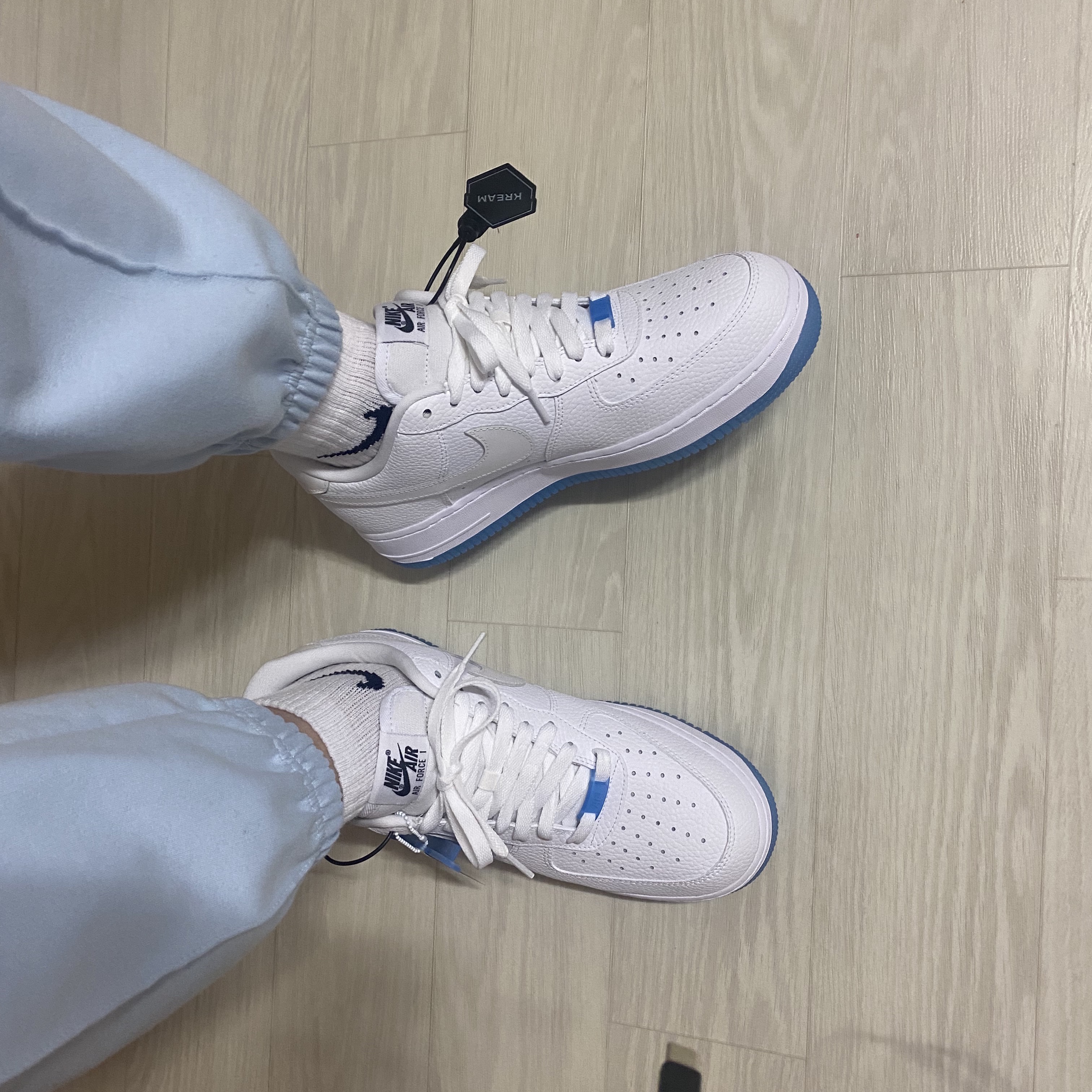 (W) Nike Air Force 1 '07 LX White University Blue 착용 스타일 - 2