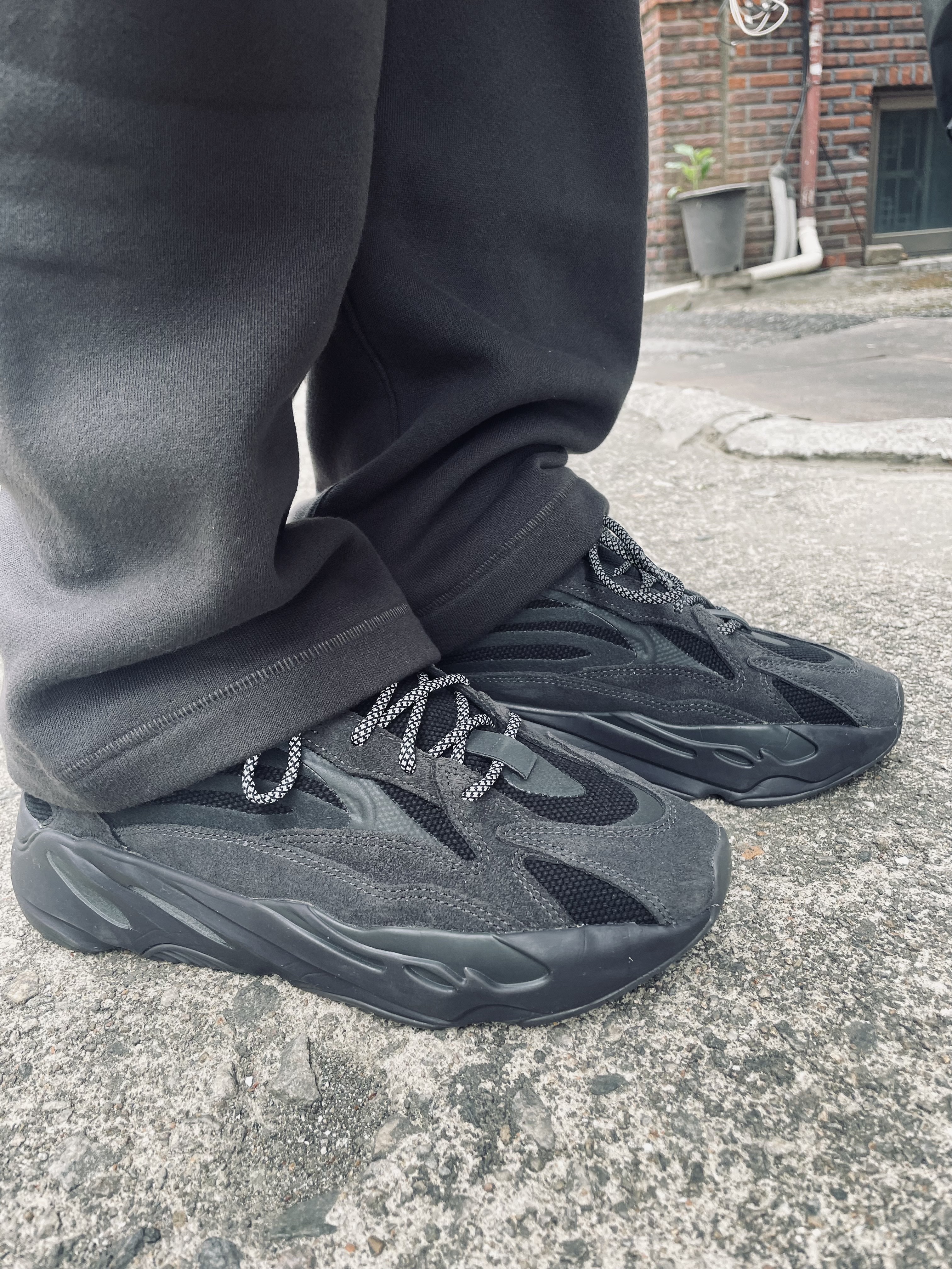 Adidas Yeezy Boost 700 V2 Vanta 2019, Essentials 1977 Relaxed Sweatpants Iron - 22SS 착용 스타일 - 5