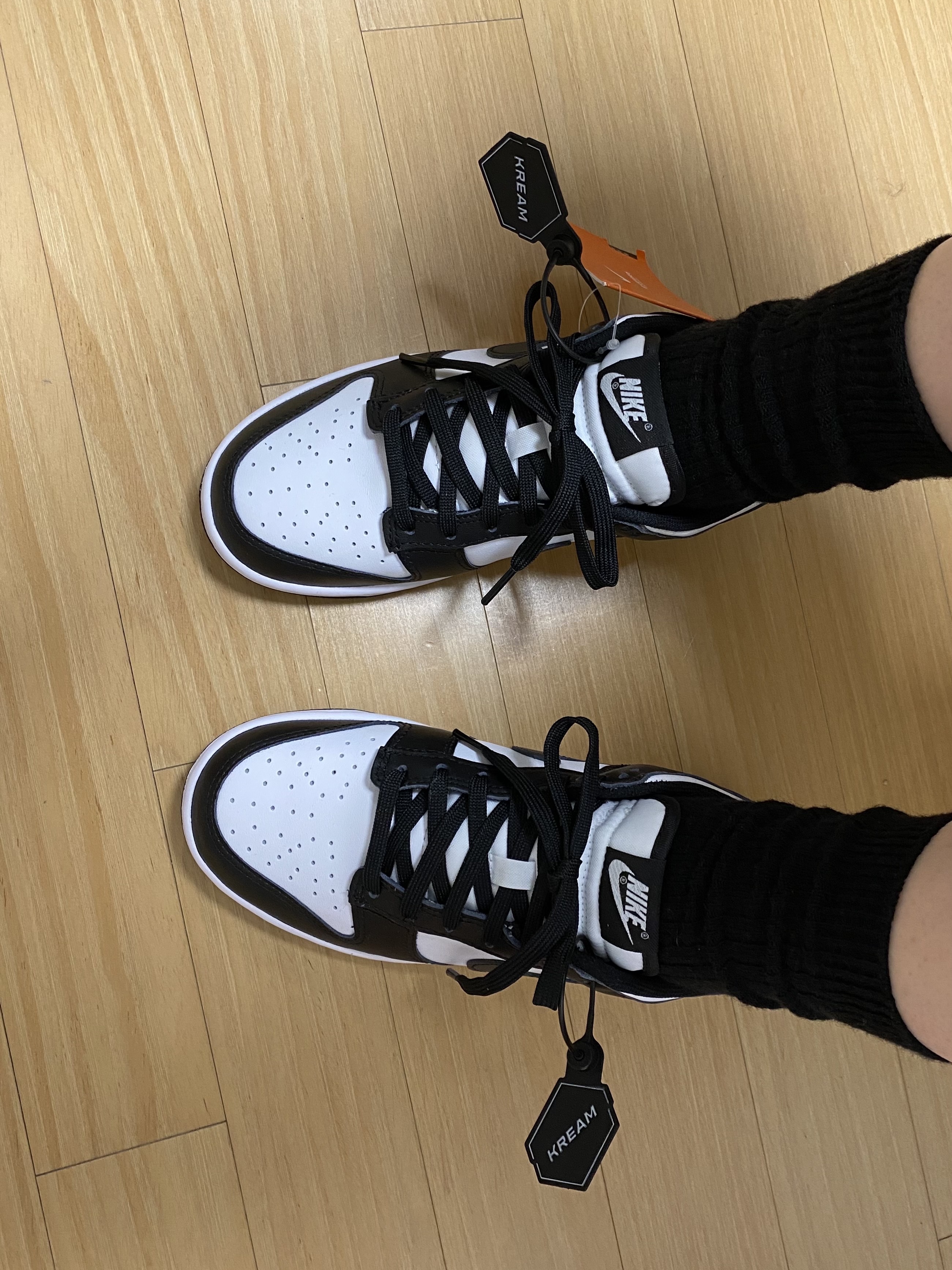 (W) Nike Dunk Low Black 착용 스타일 - 1