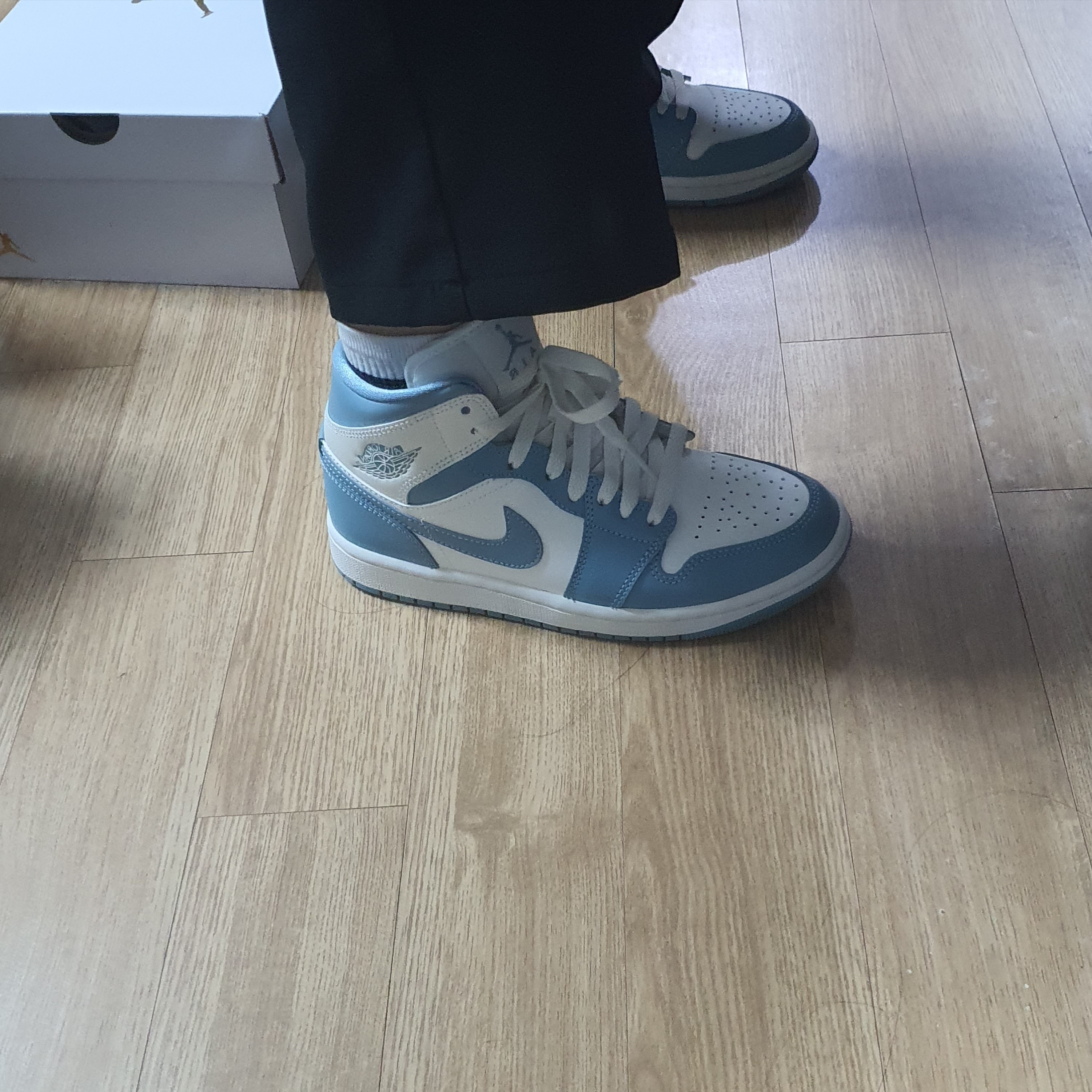 (W) Jordan 1 Mid Sail and Worn Blue 착용 스타일 - 2