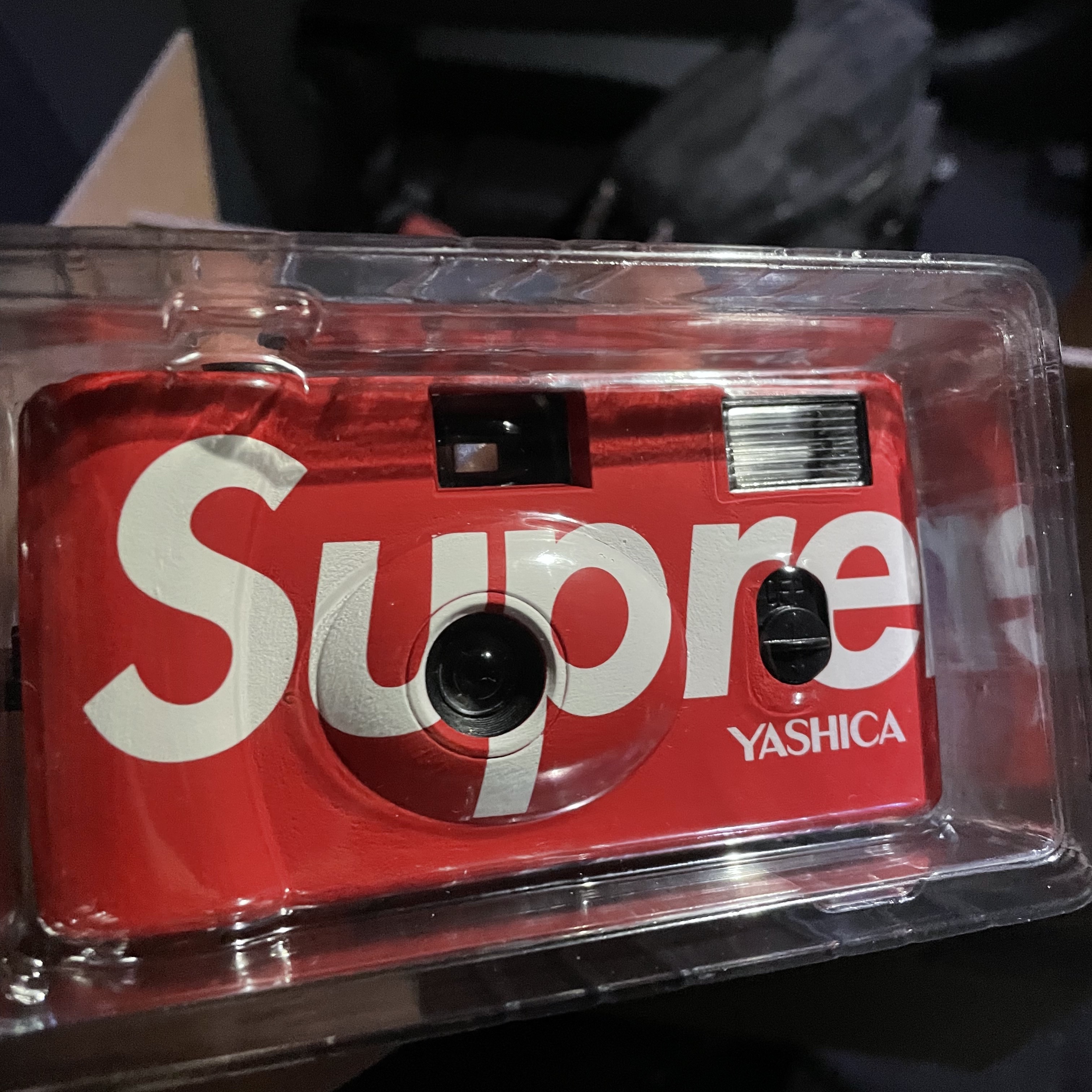 Supreme Yashica MF-1 Camera Red - 21SS 착용 스타일