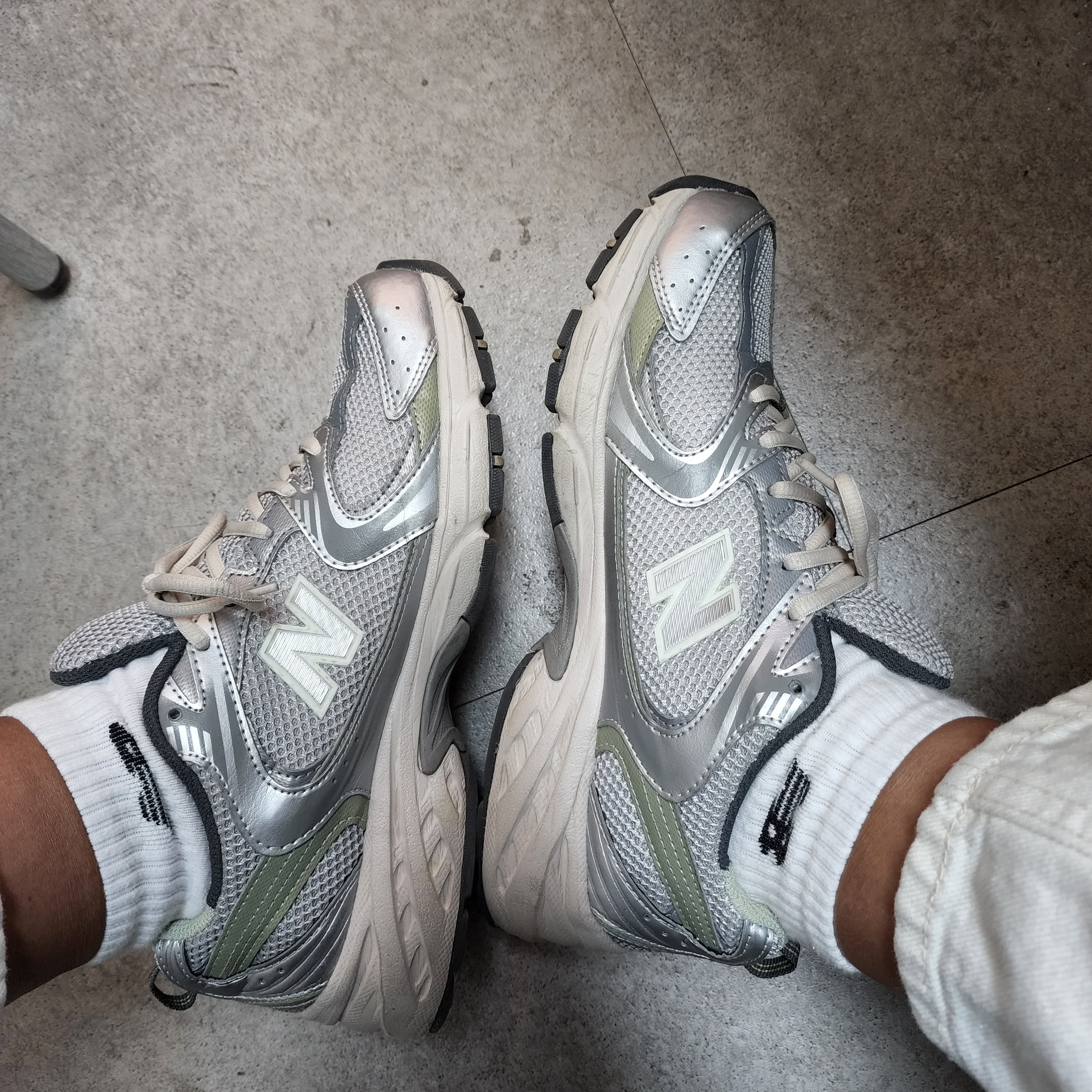 New Balance 530 Earth 착용 스타일 - 1