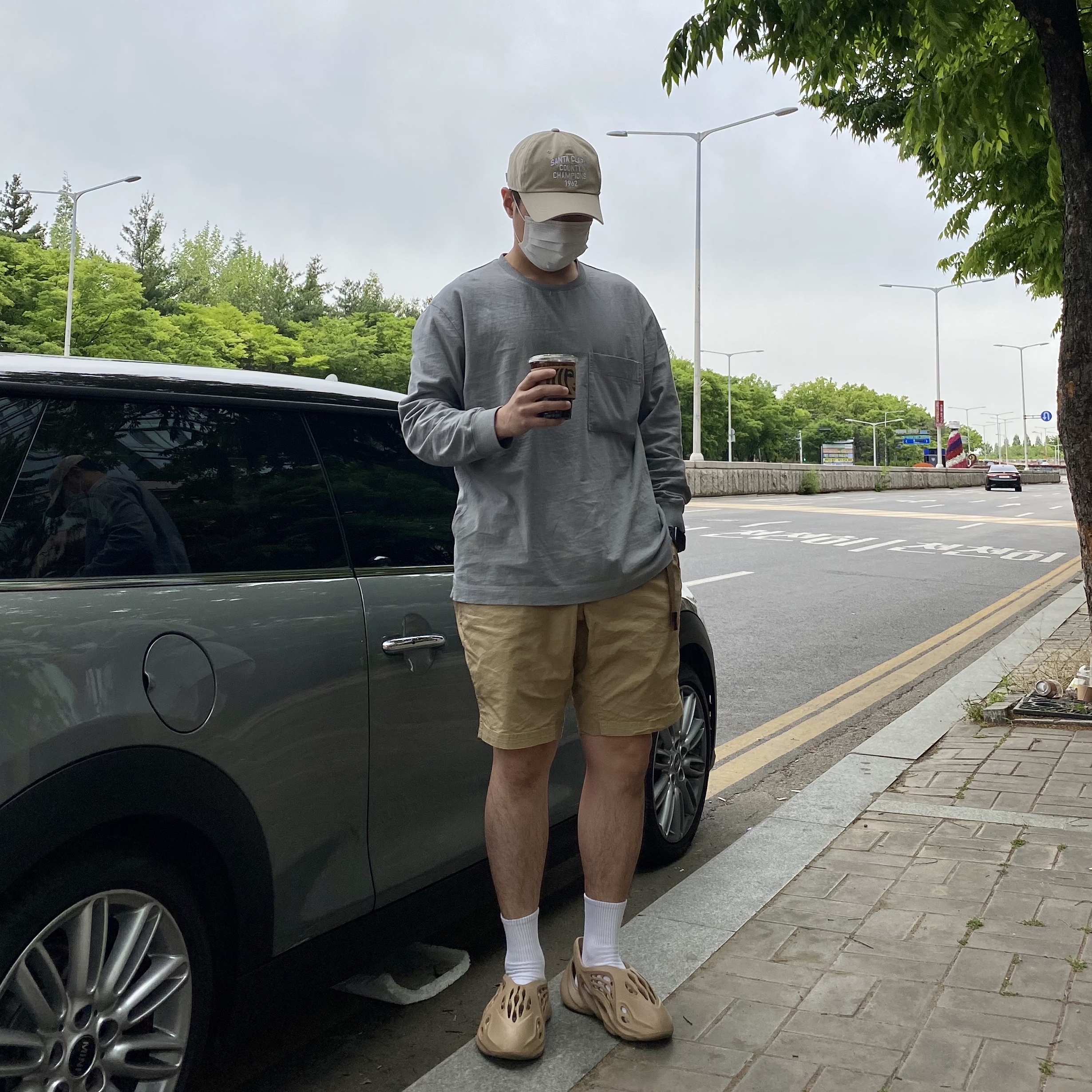 Adidas Yeezy Foam RNNR Ochre 착용 스타일