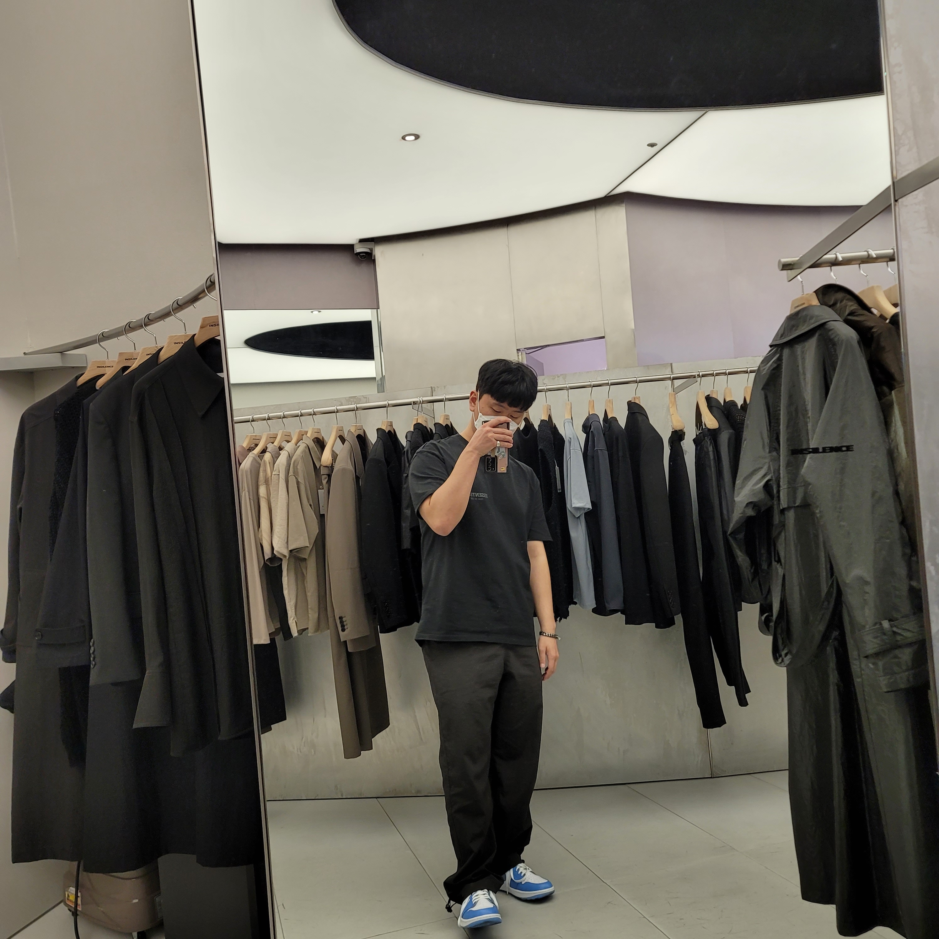 Essentials The Core Collection T-Shirt Black, Jordan 1 Low Golf White and University Blue 착용 스타일