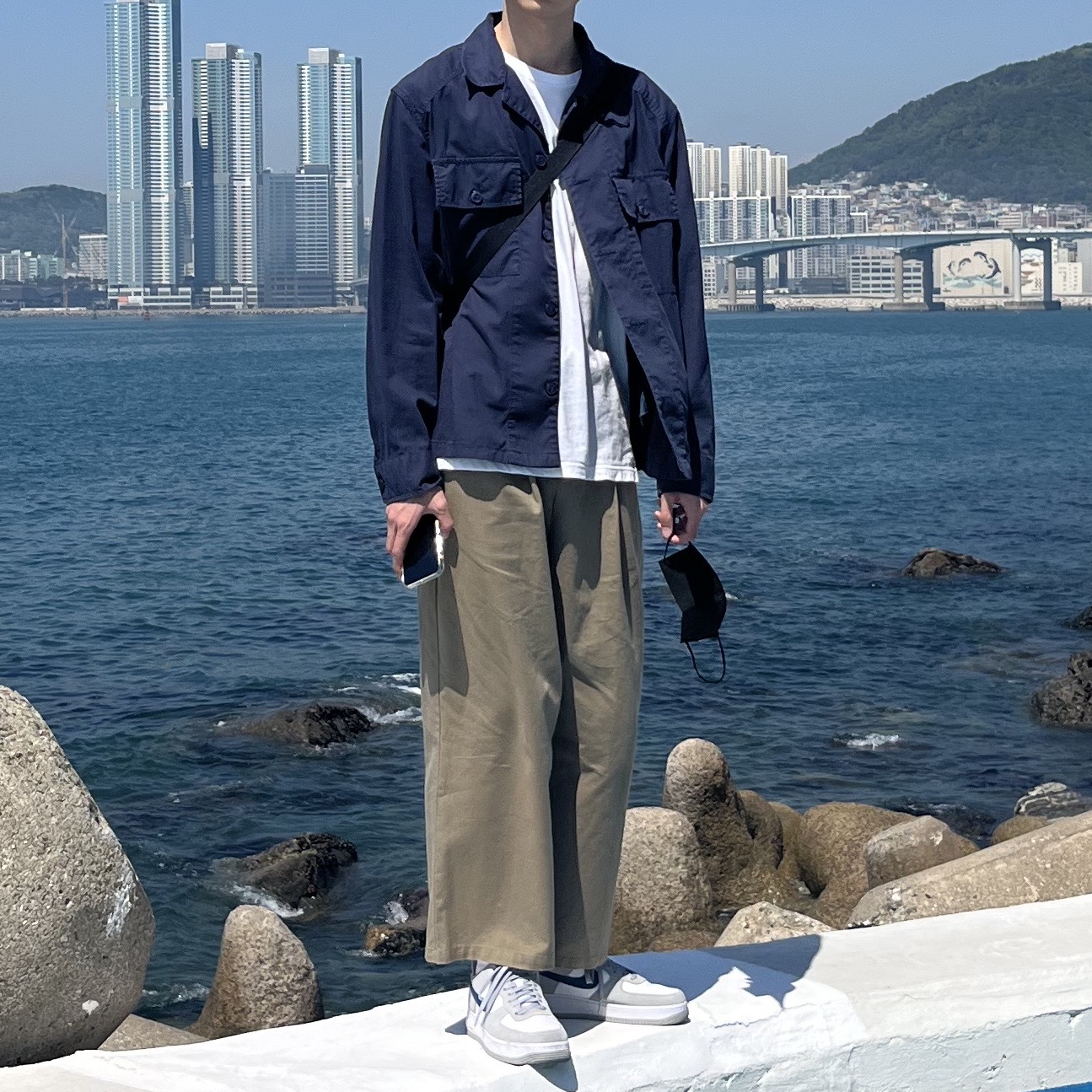 Nike Air Force 1 '07 LV8 Athletic Club Light Smoke Grey Marina 착용 스타일