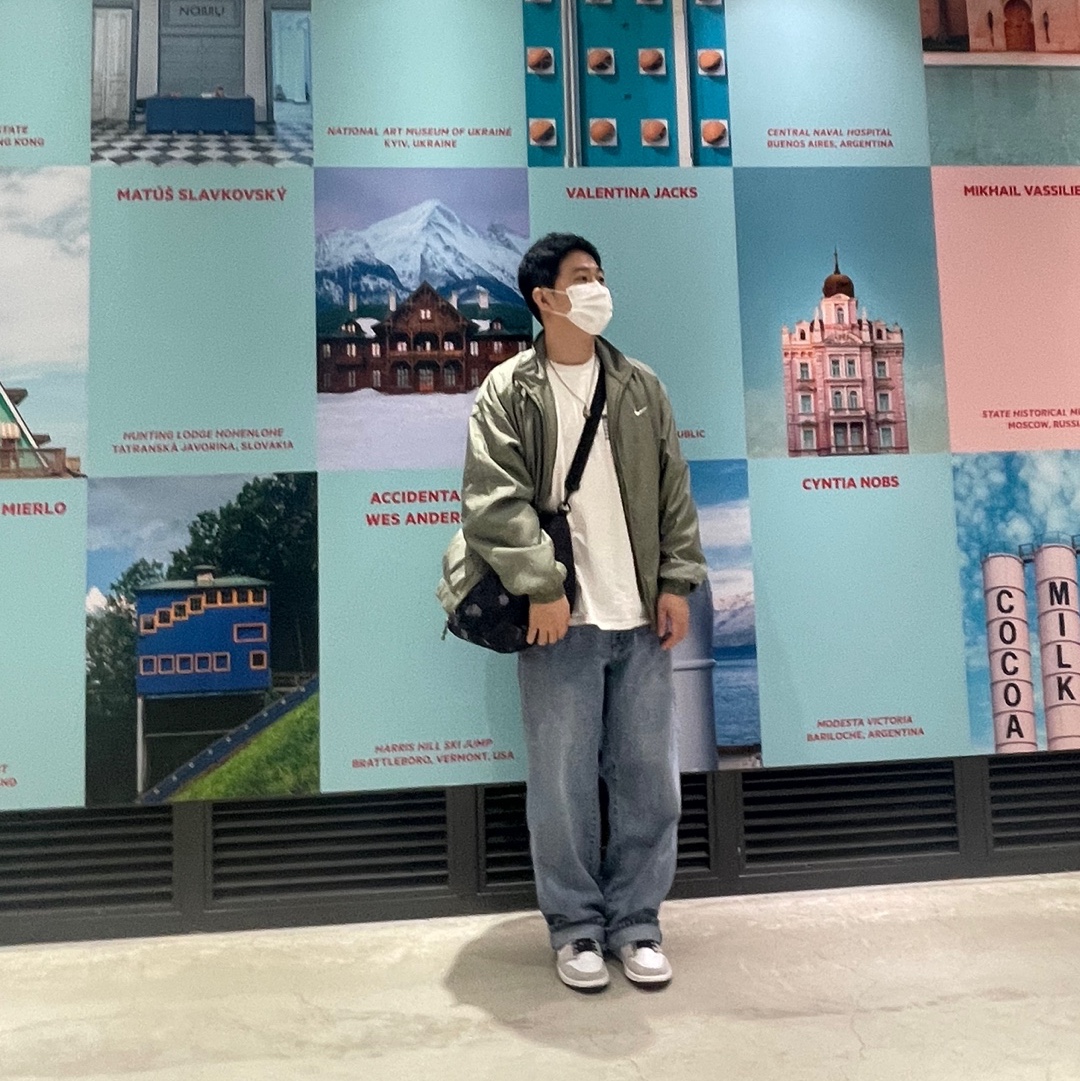 Jordan 1 Retro High OG Light Smoke Grey, Nike NRG Solo Swoosh Satin Bomber Jacket Light Army - Asia 착용 스타일