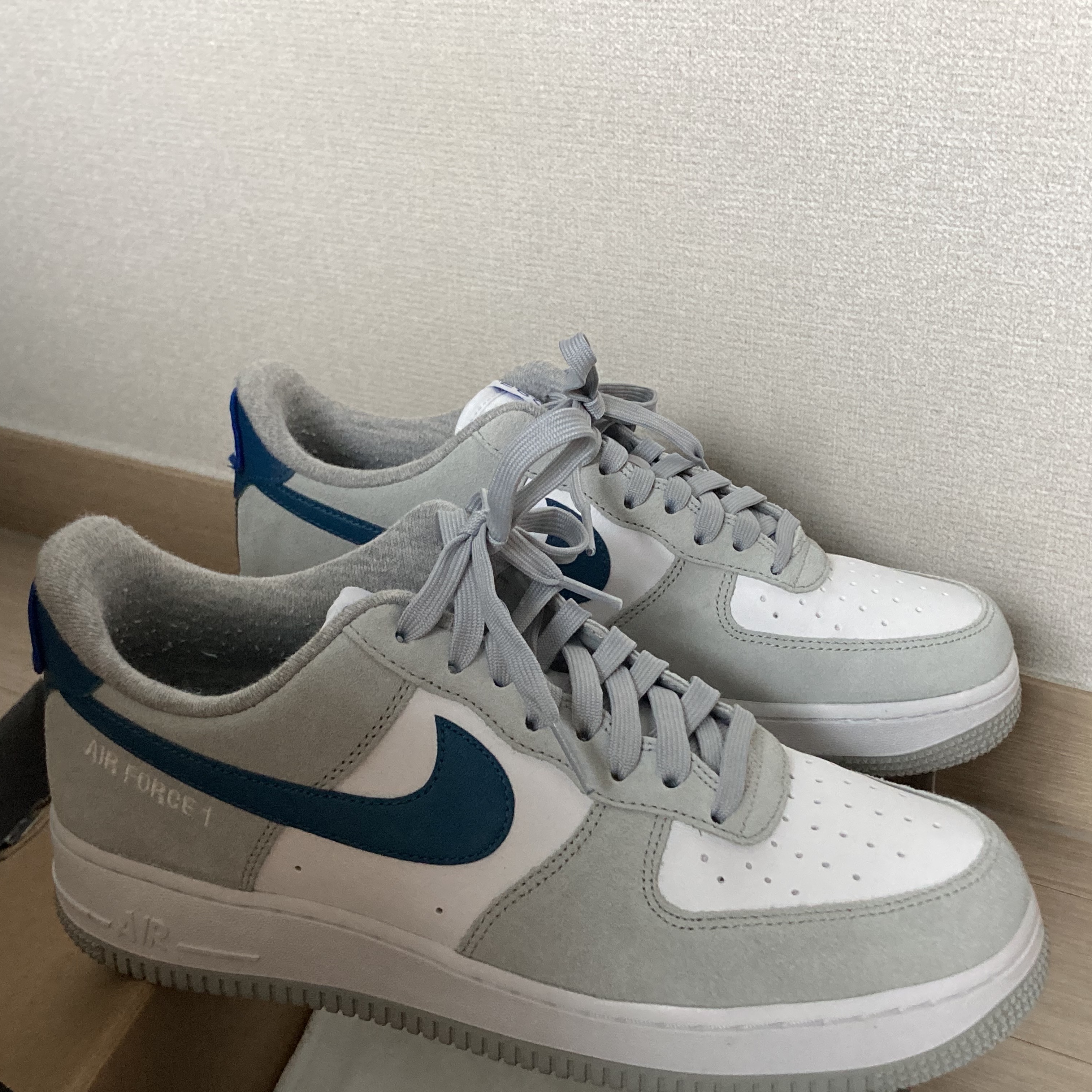 Nike Air Force 1 '07 LV8 Athletic Club Light Smoke Grey Marina 착용 스타일 - 3