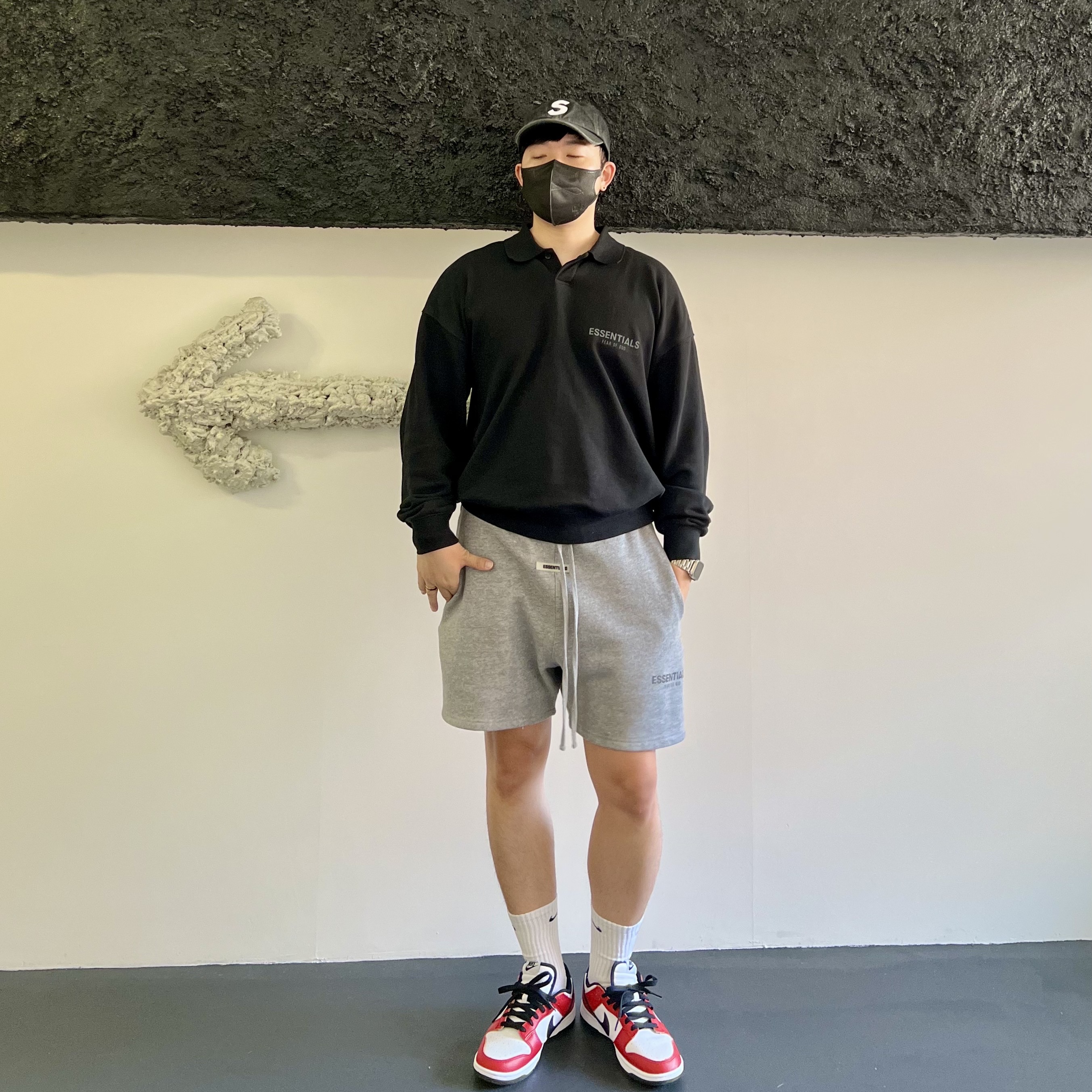 Essentials Long Sleeve Boxy Polo Black - 20FW, Essentials Fleece Shorts Cement - 20FW 착용 스타일