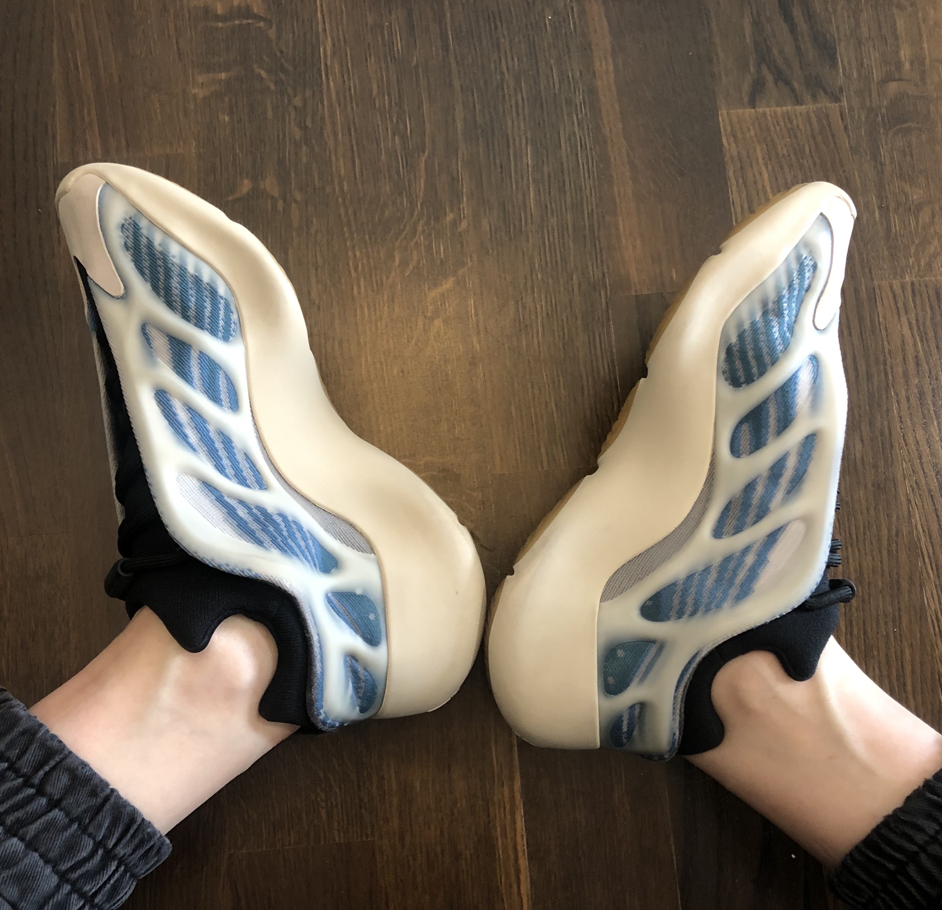 Adidas Yeezy 700 V3 Kyanite 착용 스타일 - 2