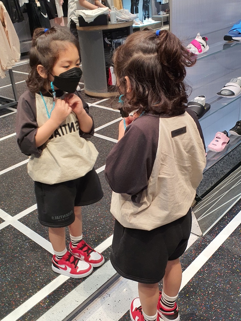 (Kids) Essentials 3/4 Sleeve Baseball T-Shirt Wheat - 22SS, (Kids) Essentials Sweatshorts Black - 21SS 착용 스타일