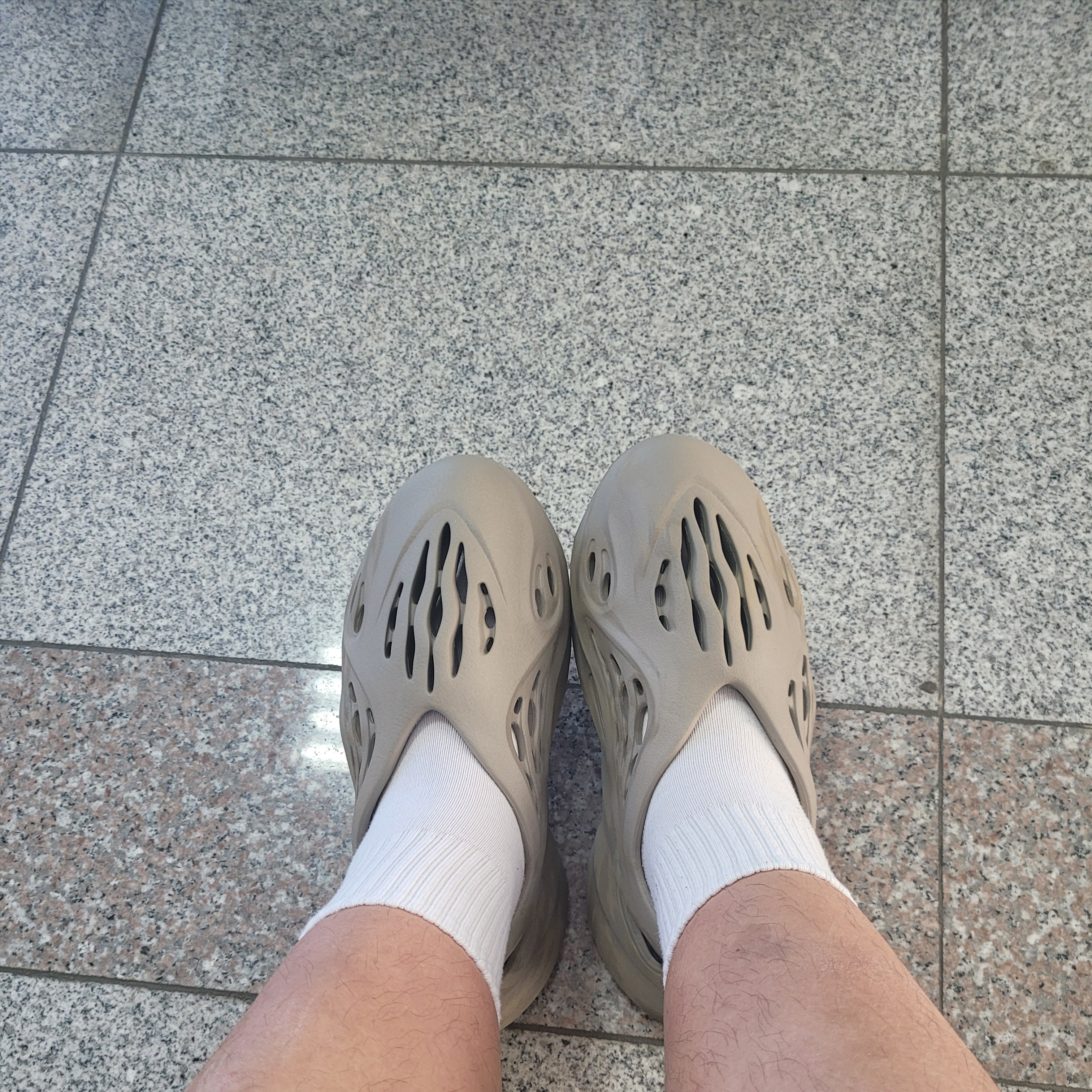 Adidas Yeezy Foam RNNR Stone Sage 착용 스타일