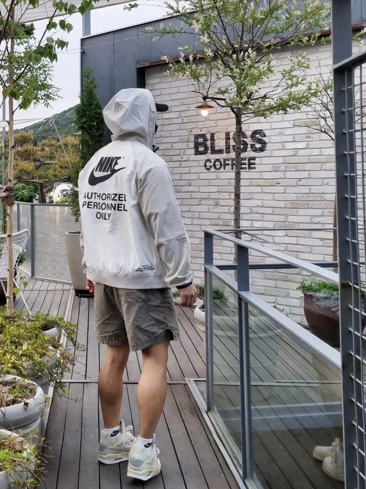 (W) Jordan 4 x Off-White Retro SP Sail, Nike Heritage Washed Woven Shorts Light Army - US/EU 착용 스타일 - 2
