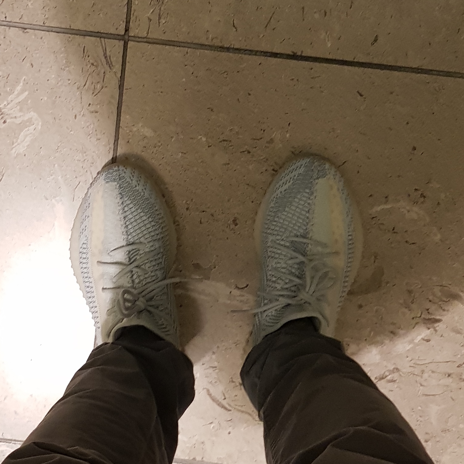 Adidas Yeezy Boost 350 V2 Cloud White - Non-Reflective 착용 스타일 - 1