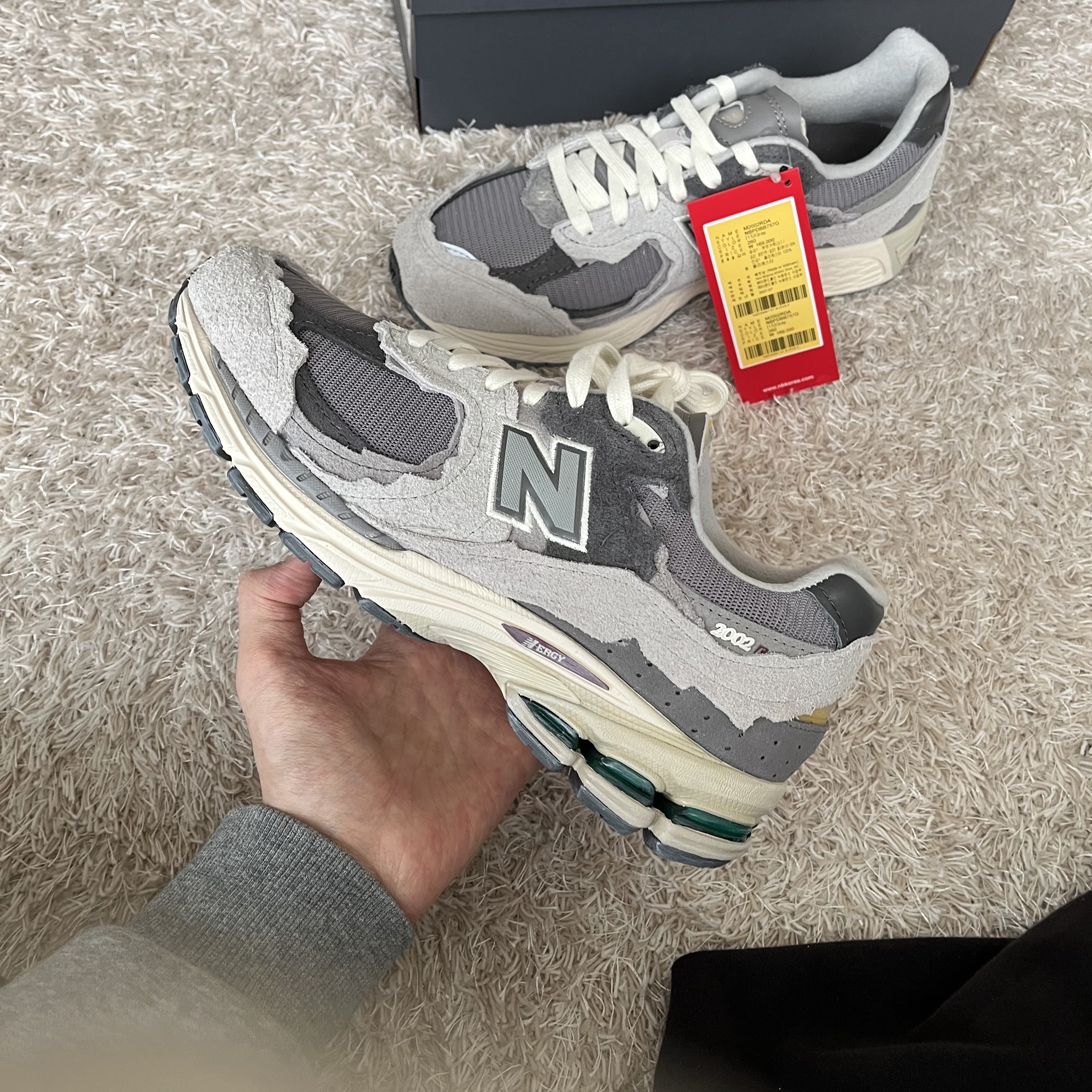New Balance 2002R Protection Pack Rain Cloud 착용 스타일