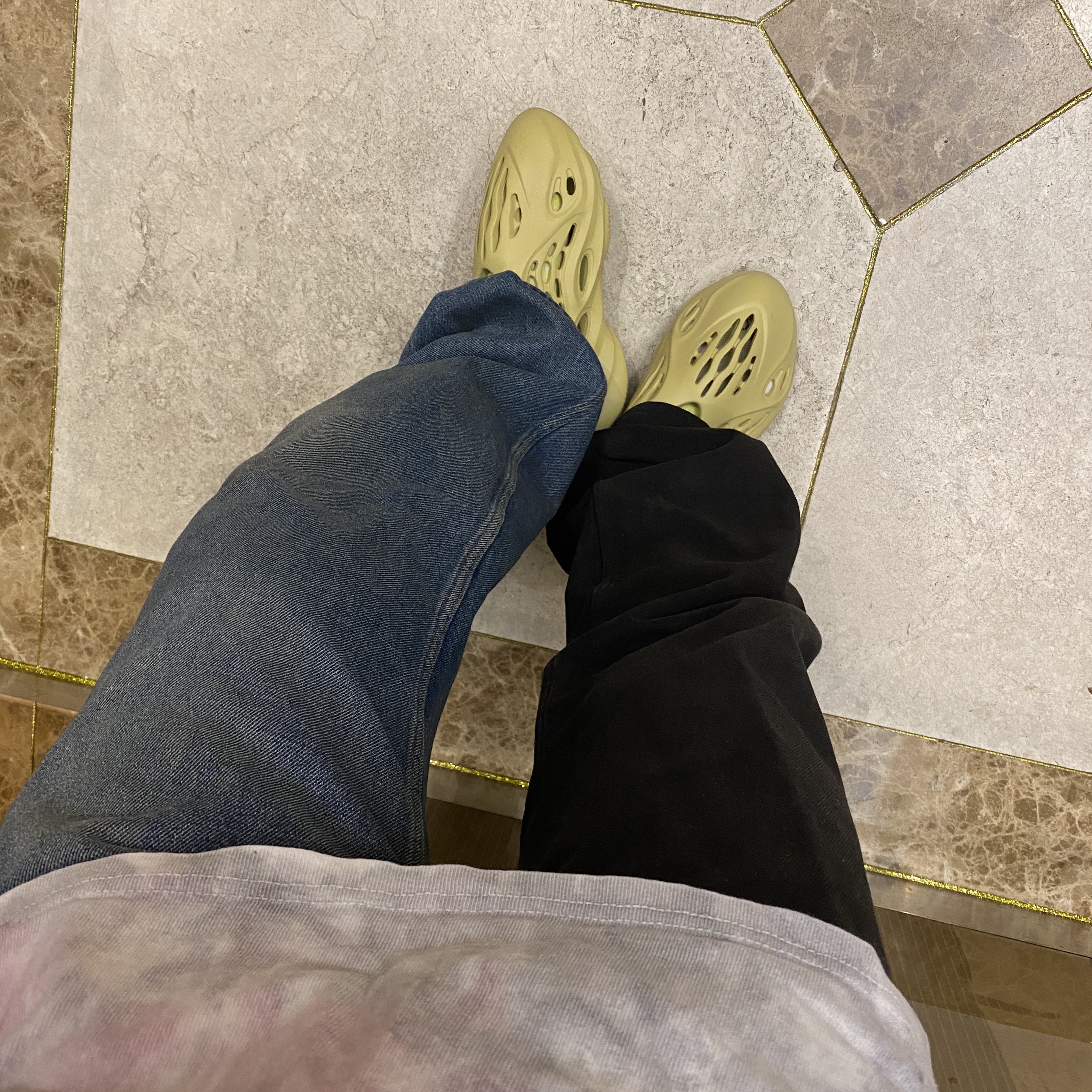 Adidas Yeezy Foam RNNR Sulfur 착용 스타일