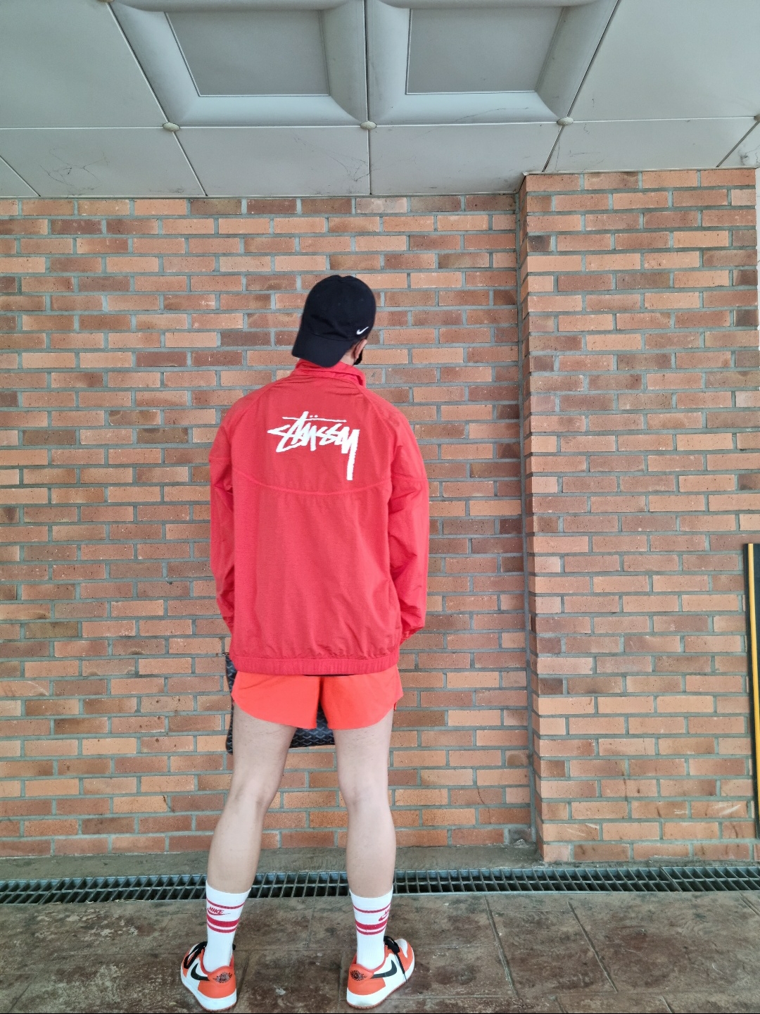 Nike x Stussy Windrunner Jacket Habanero Red, Jordan 1 Low OG Starfish 착용 스타일