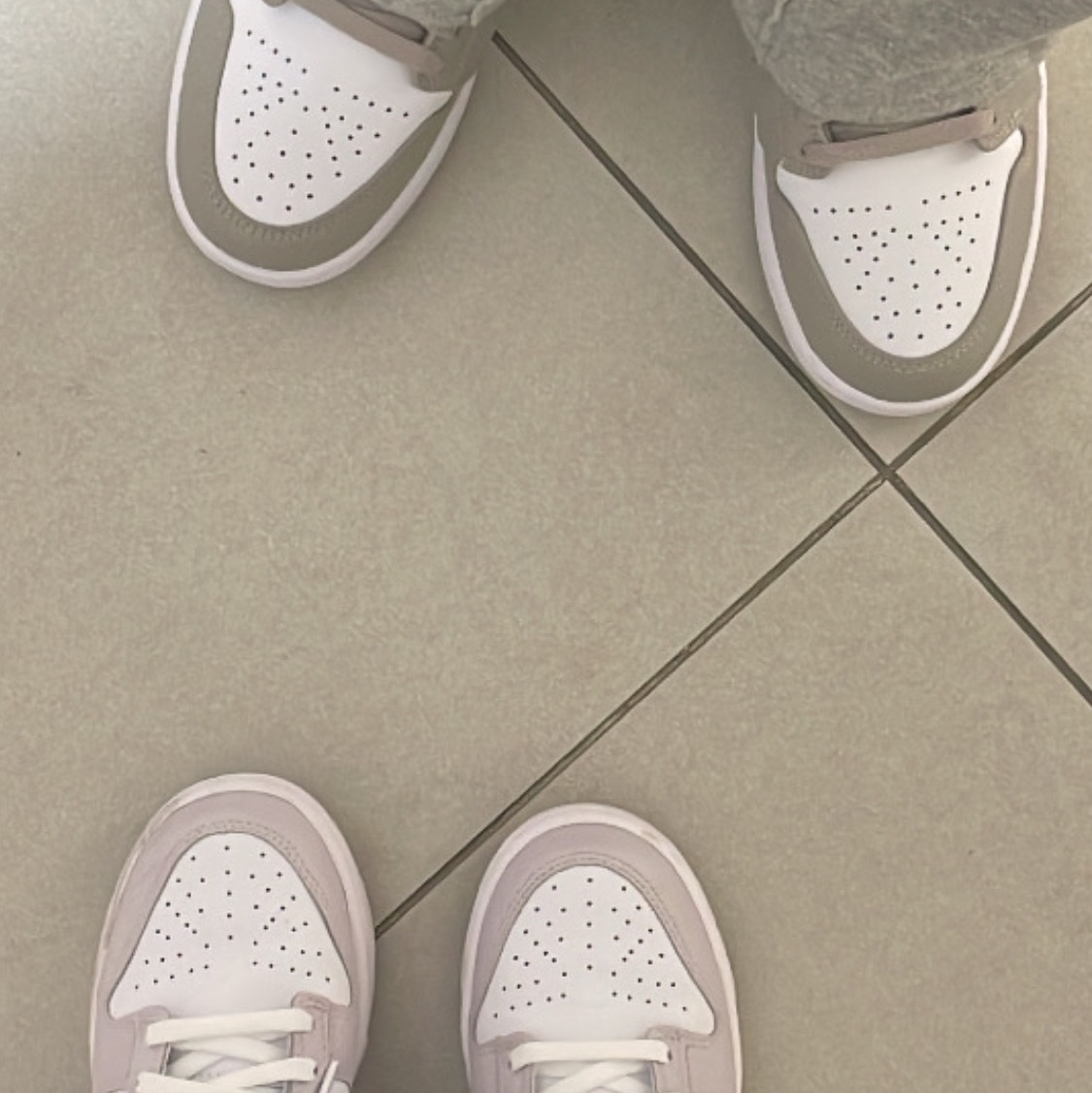 (W) Nike Dunk Low Venice, Jordan 1 Mid College Grey 착용 스타일 - 2