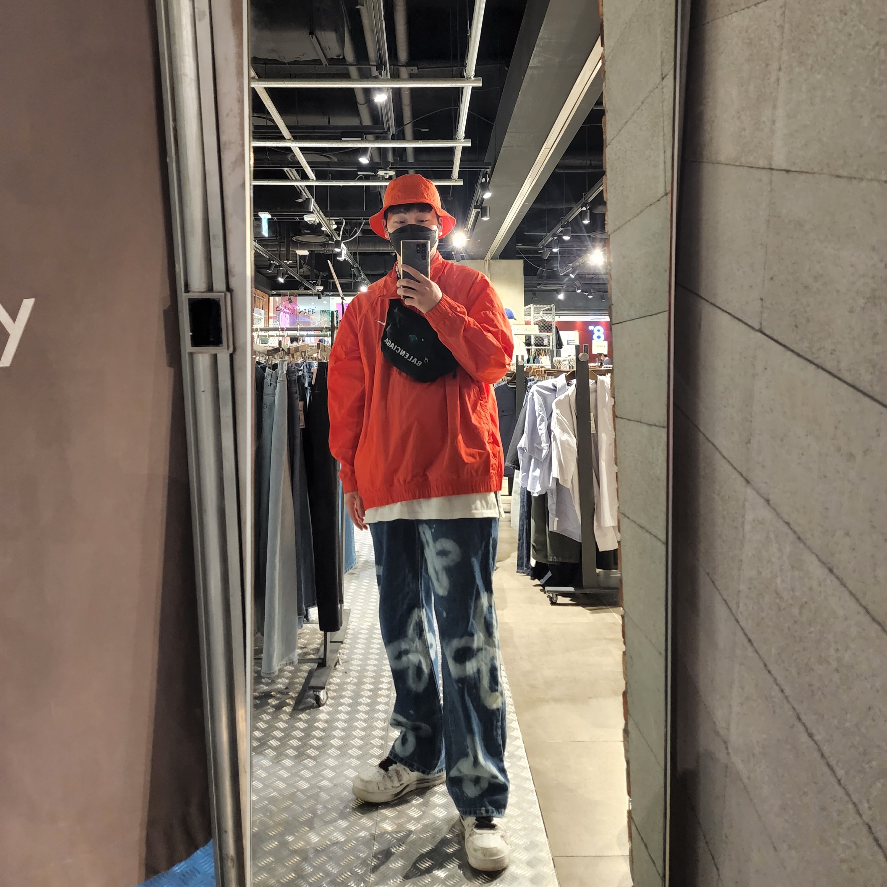 Nike x Peaceminusone Air Force 1 Low Para-Noise 2.0, Nike x Stussy Windrunner Jacket Habanero Red 착용 스타일 - 2