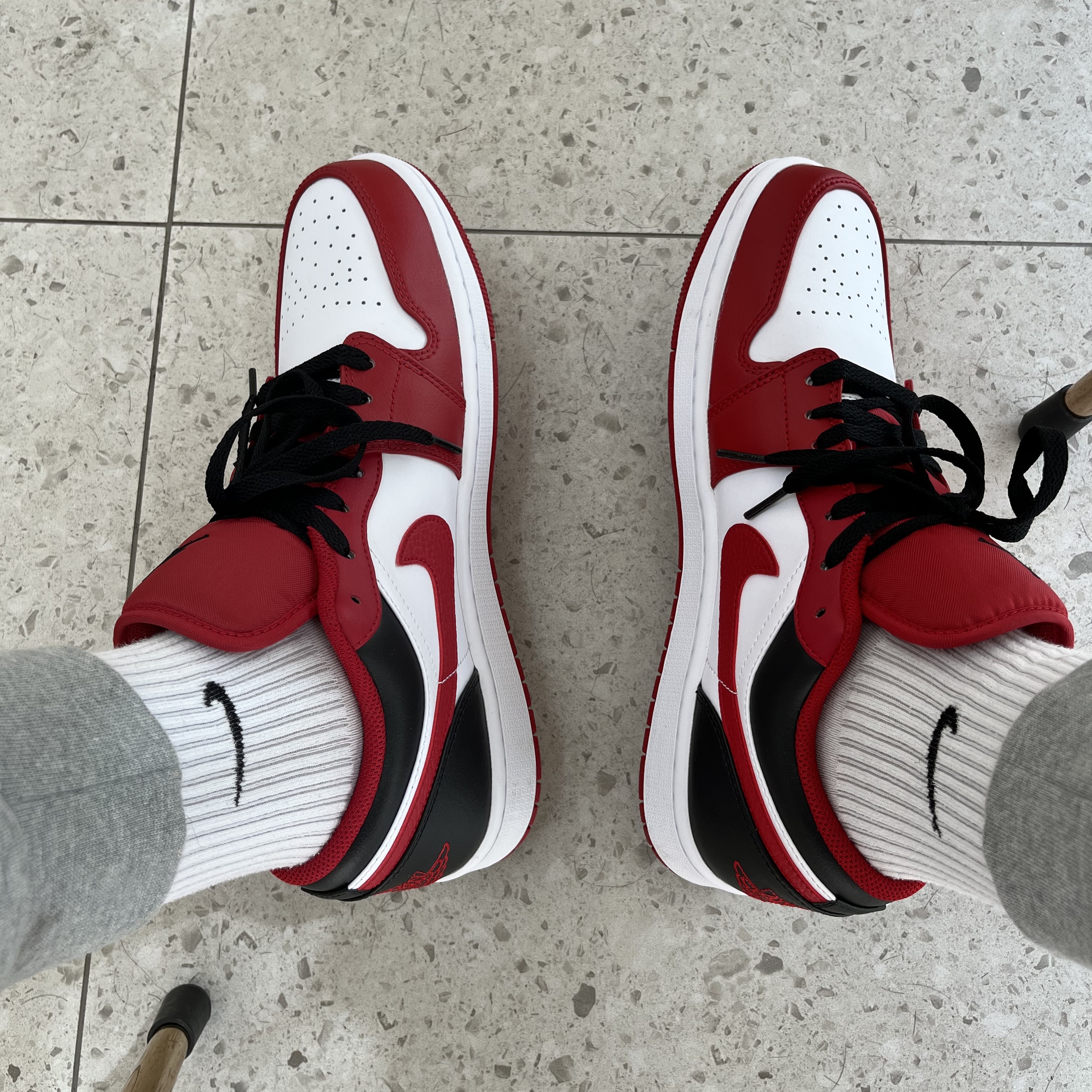 Jordan 1 Low White Gym Red Black 착용 스타일
