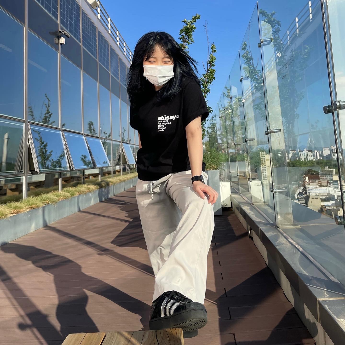 Stussy Strawberry T-Shirt Black 착용 스타일 - 1