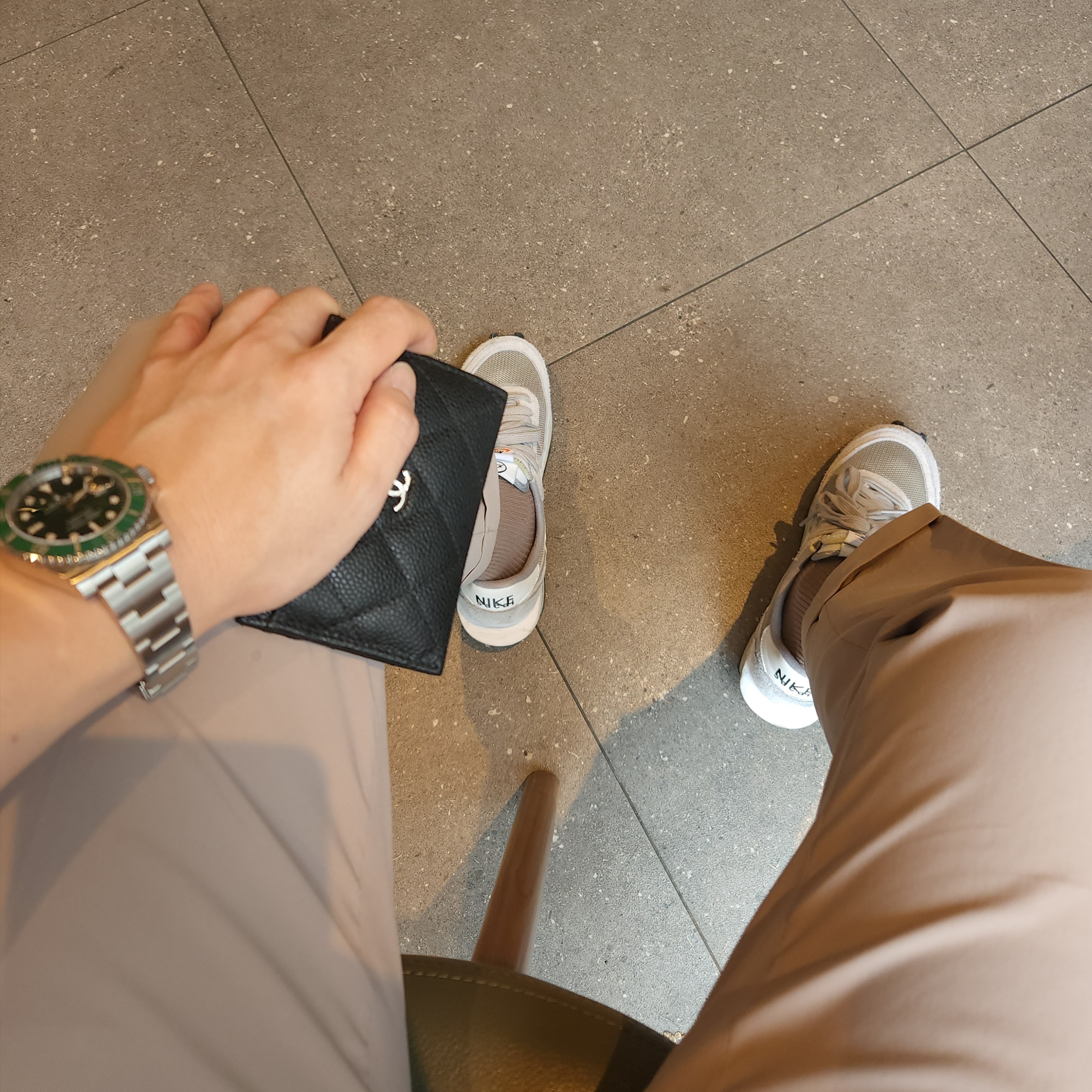 Nike x Sacai x Fragment LDWaffle Light Smoke Grey, Chanel Classic Card Holder Grained Calfskin & Silver Black 착용 스타일