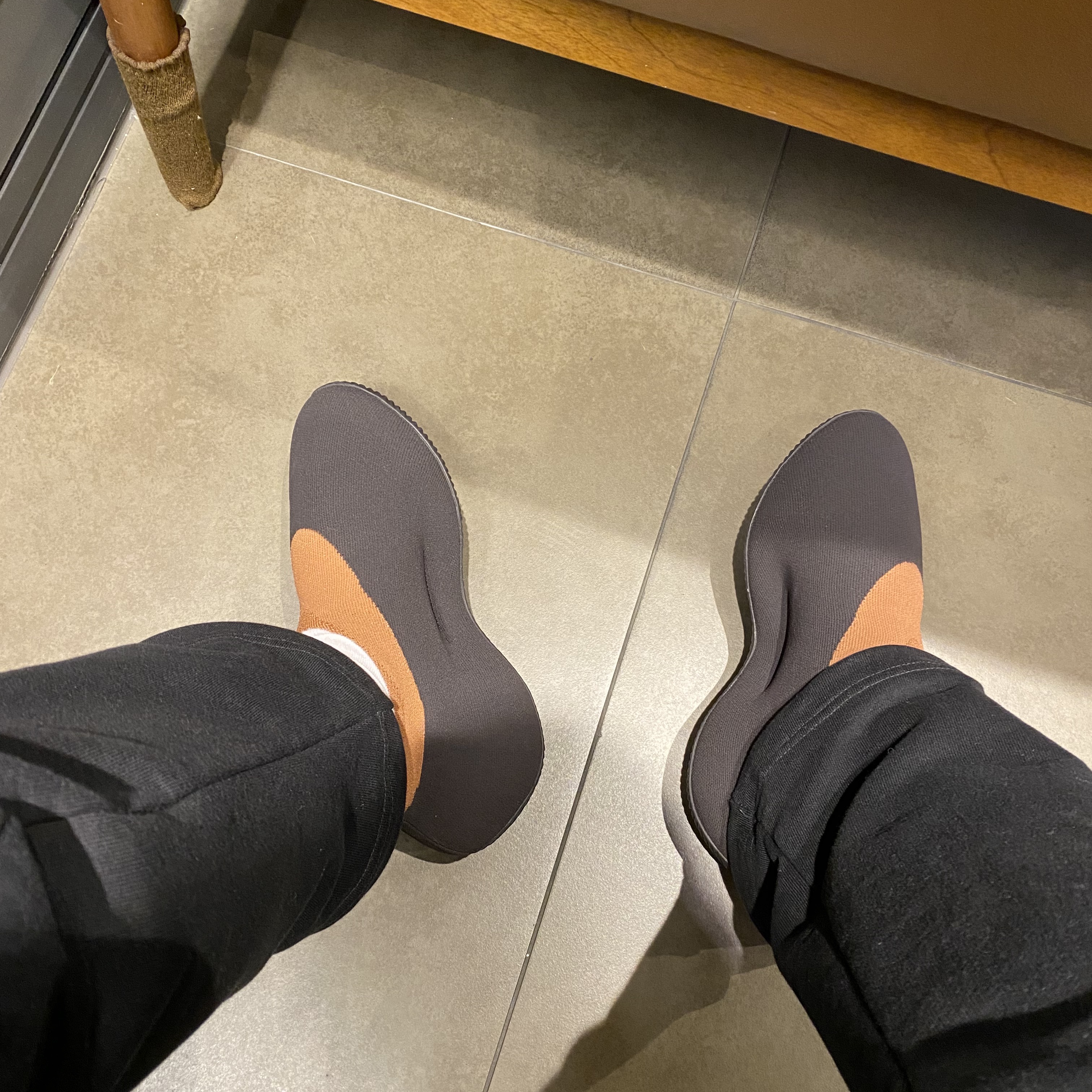 Adidas Yeezy Knit RNR Stone Carbon 착용 스타일
