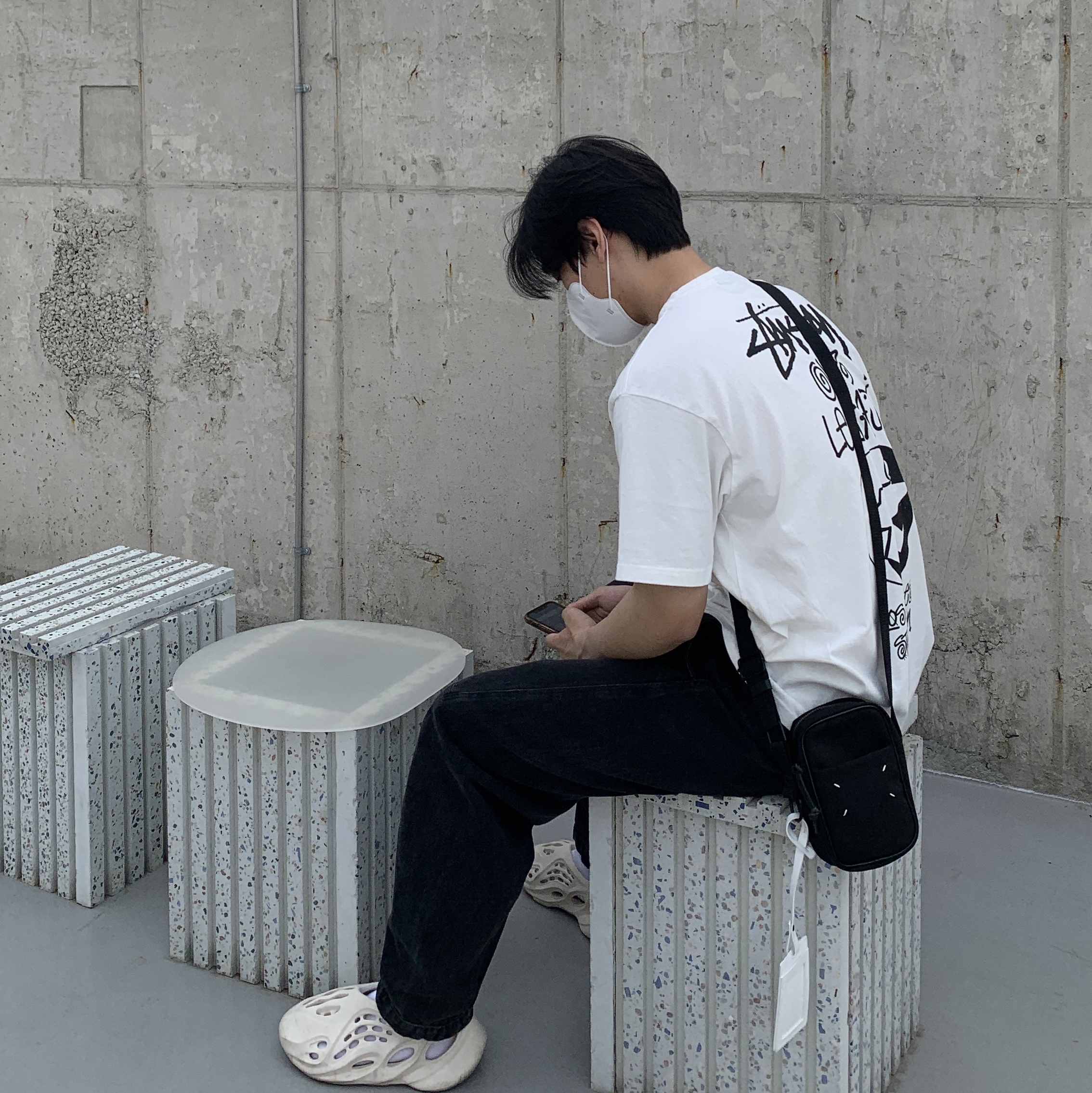 Adidas Yeezy Foam RNNR Sand, Stussy x Our Legacy Surfman T-Shirt White - 21SS 착용 스타일
