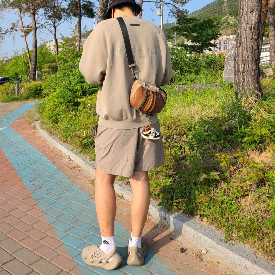 Essentials Pull-Over Crewneck Sweatshirt Moss - 21SS, Essentials Volley Shorts Taupe - 21SS 착용 스타일 - 1