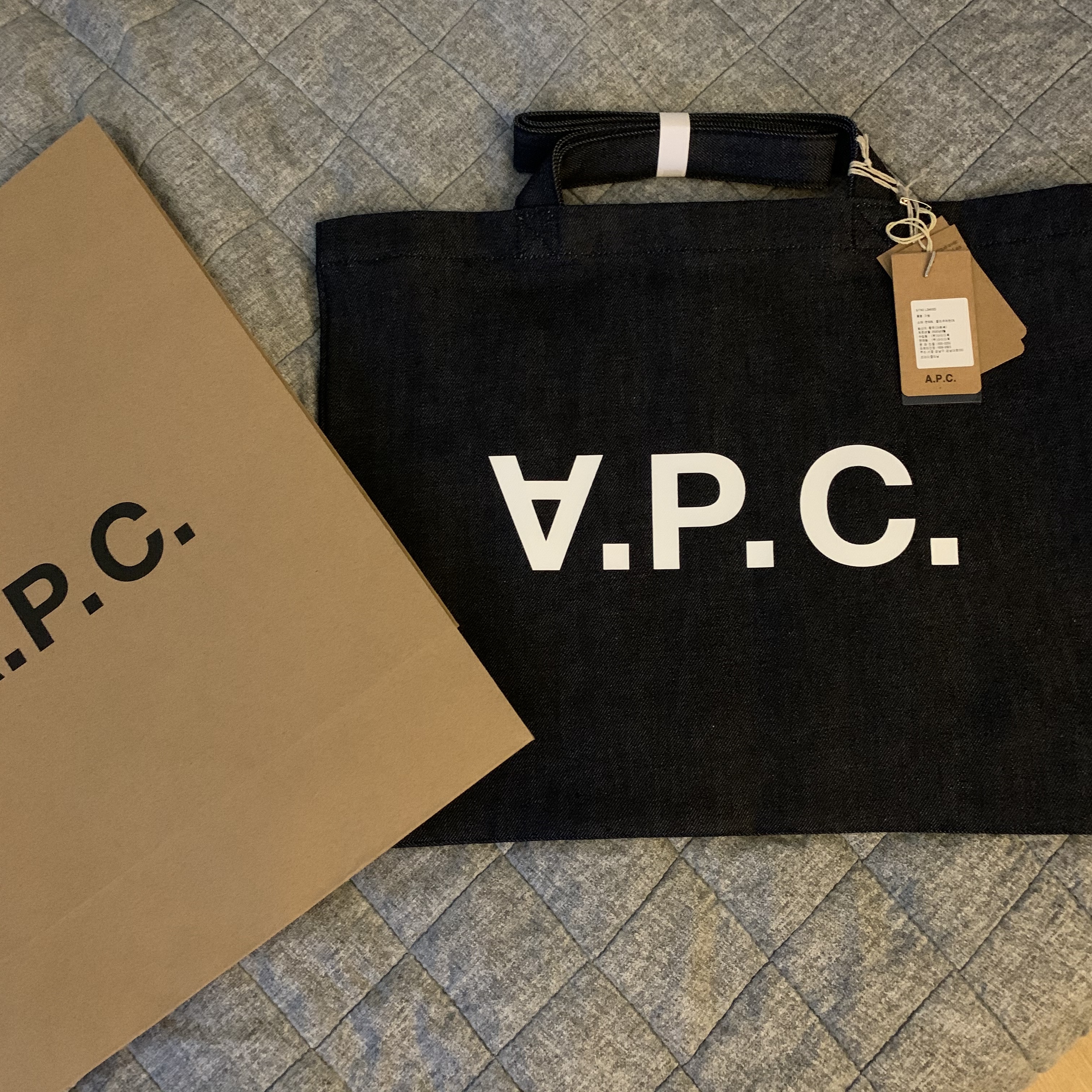 A.P.C. Diane Corduroy Tote Bag Dark Navy 착용 스타일