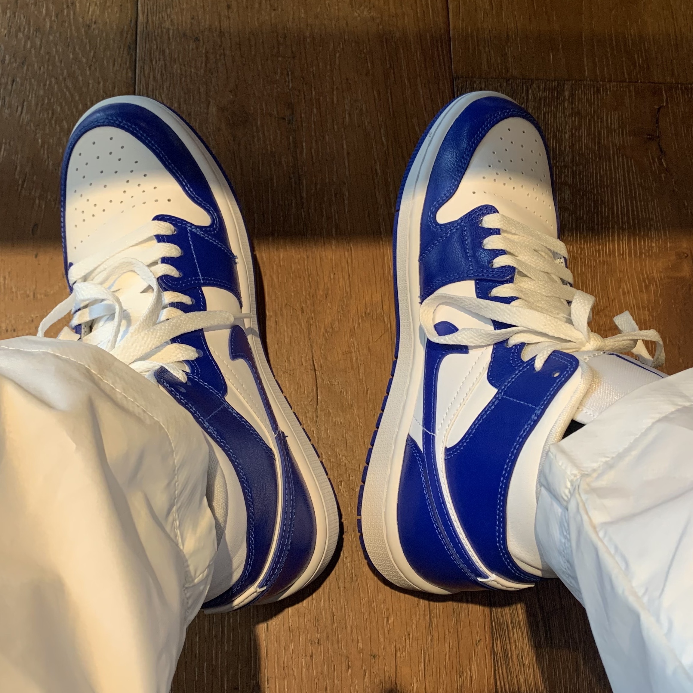 (W) Jordan 1 Mid White Hyper Royal 착용 스타일 - 3