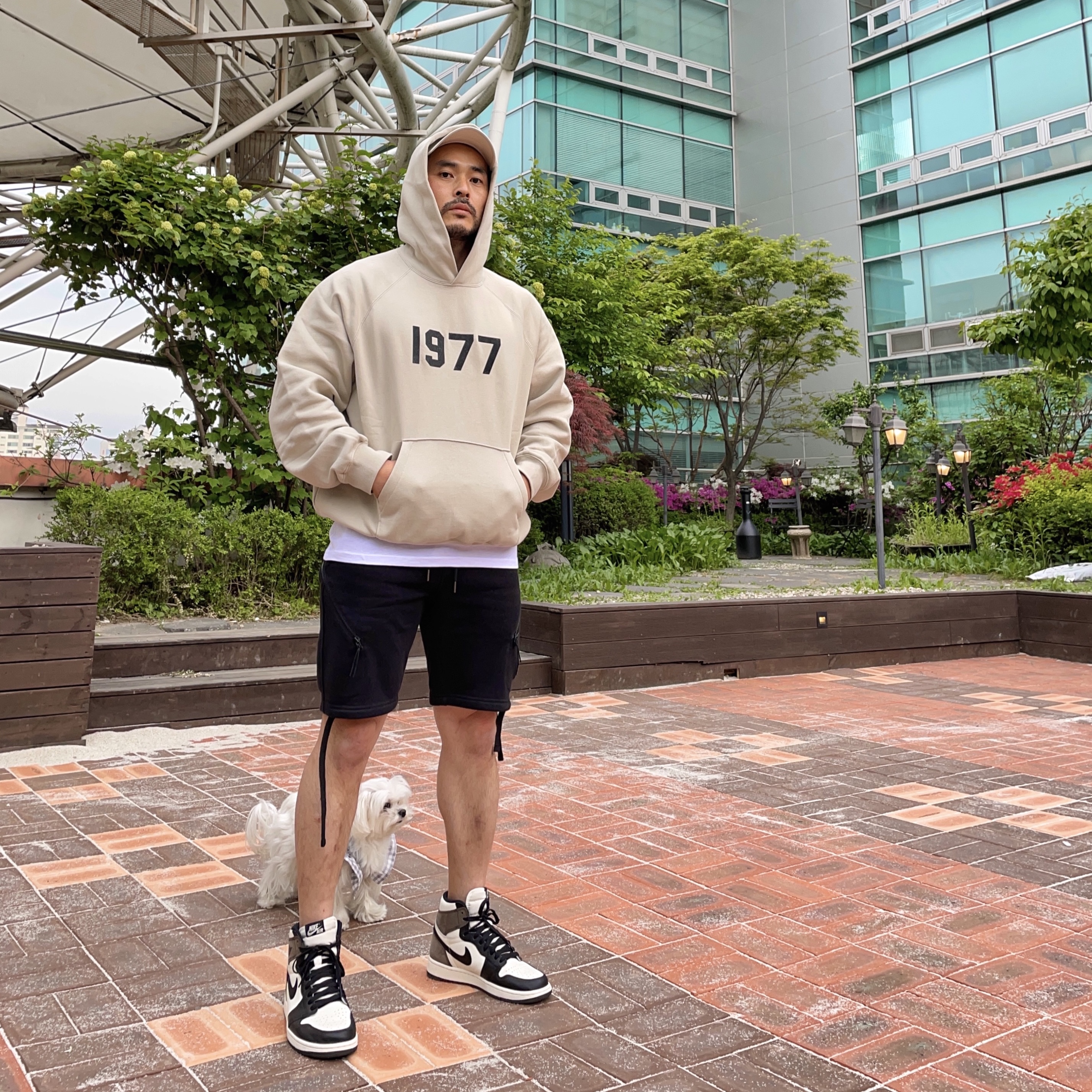 Jordan 1 Retro High OG Black Mocha, Essentials 1977 Hoodie Wheat - 22SS 착용 스타일 - 1