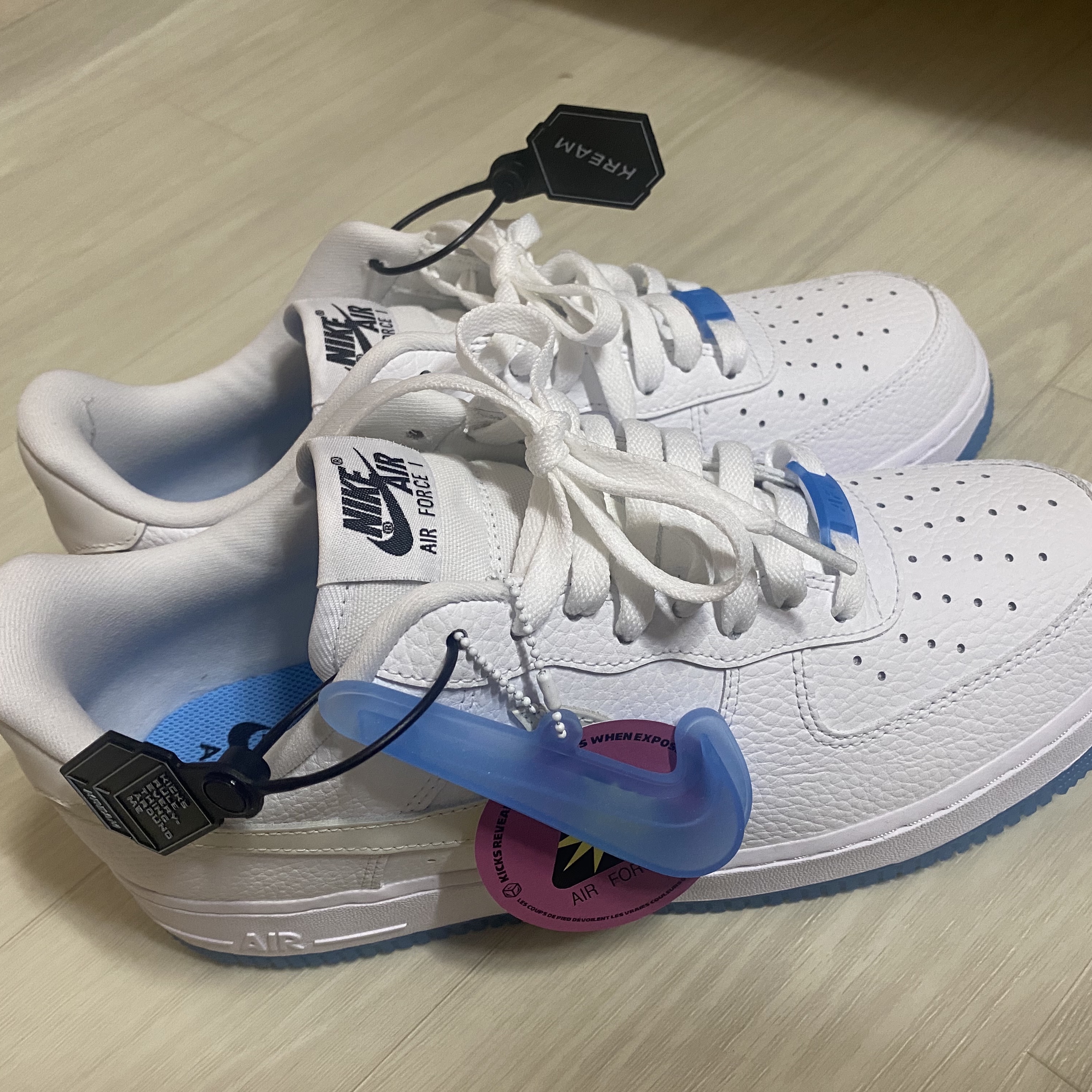 (W) Nike Air Force 1 '07 LX White University Blue 착용 스타일 - 1