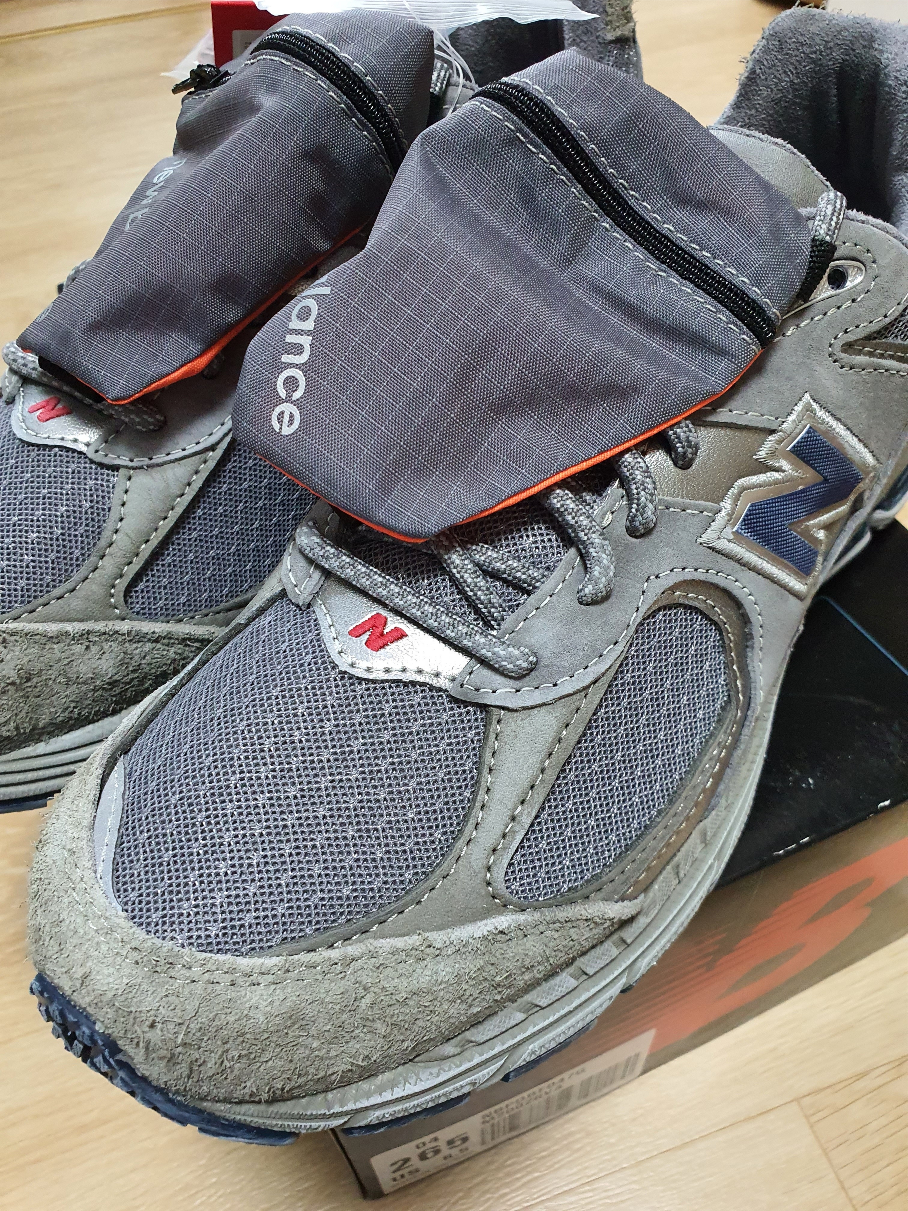New Balance 2002R Premium Vintage Grey 착용 스타일